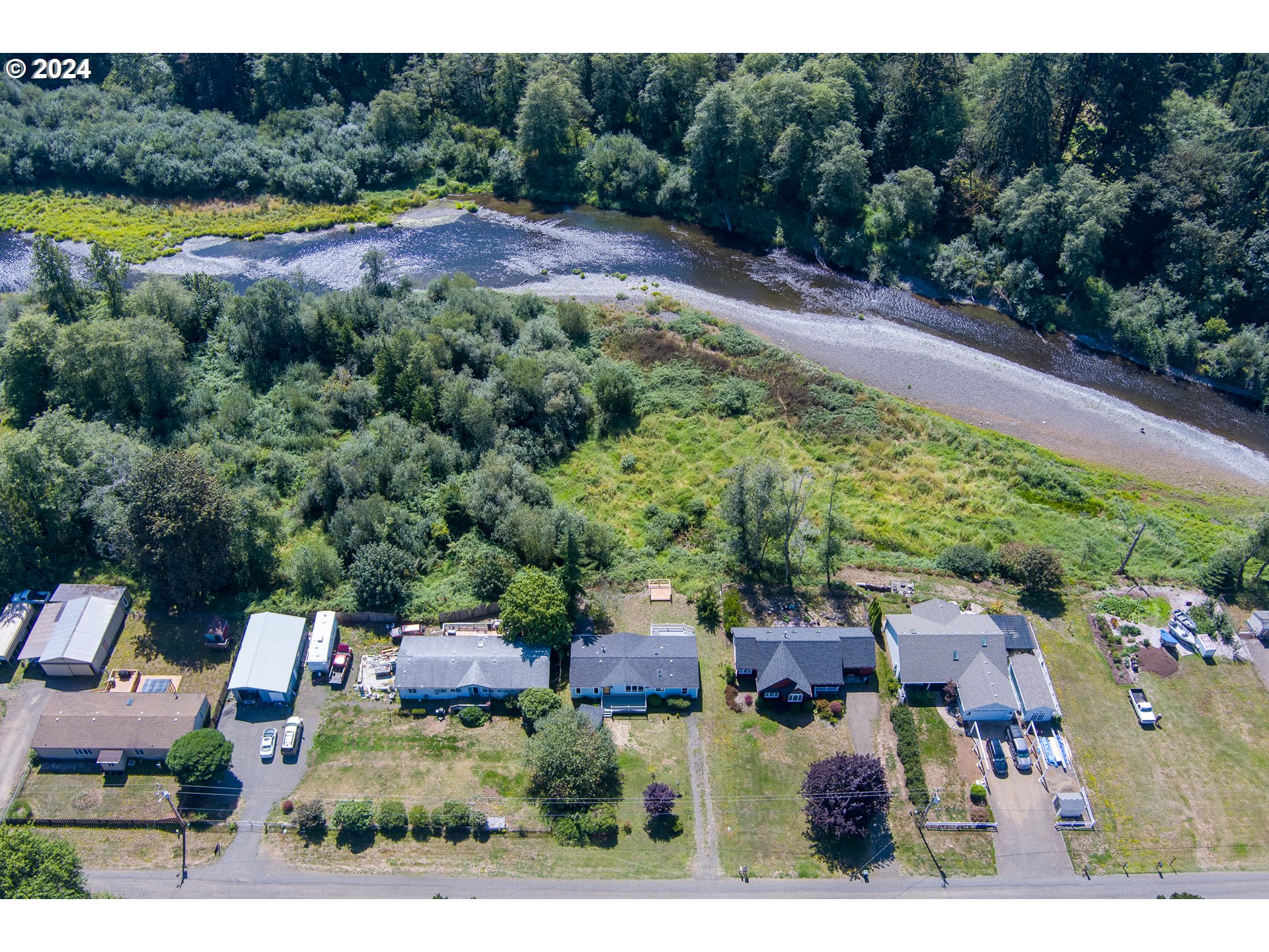 18999 Nestucca Dr Property Photo 3