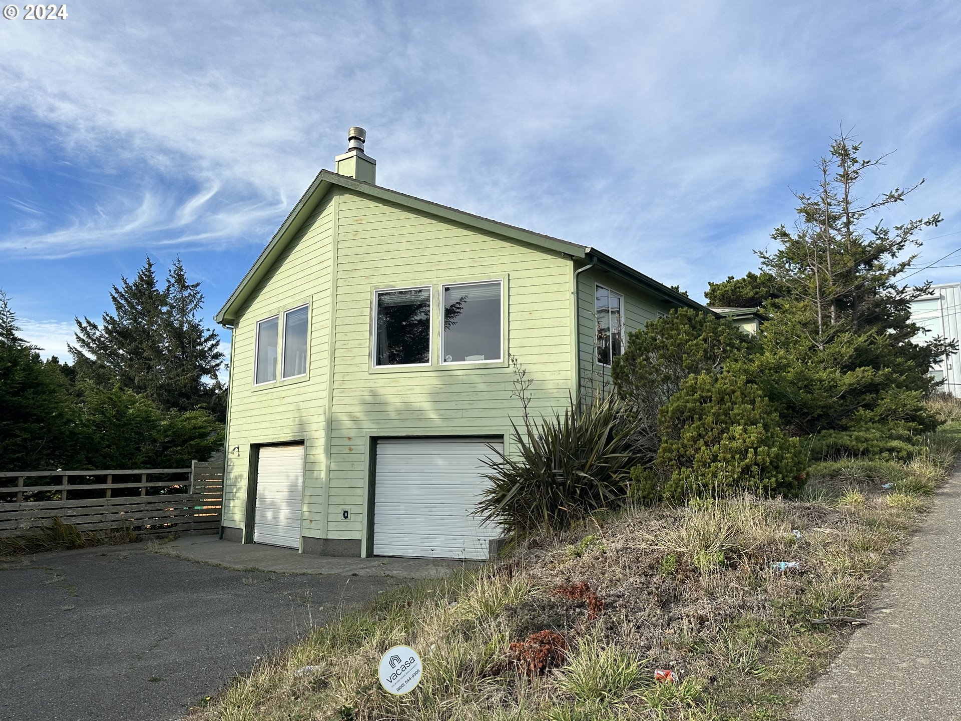 585 Tichenor St Property Photo 1