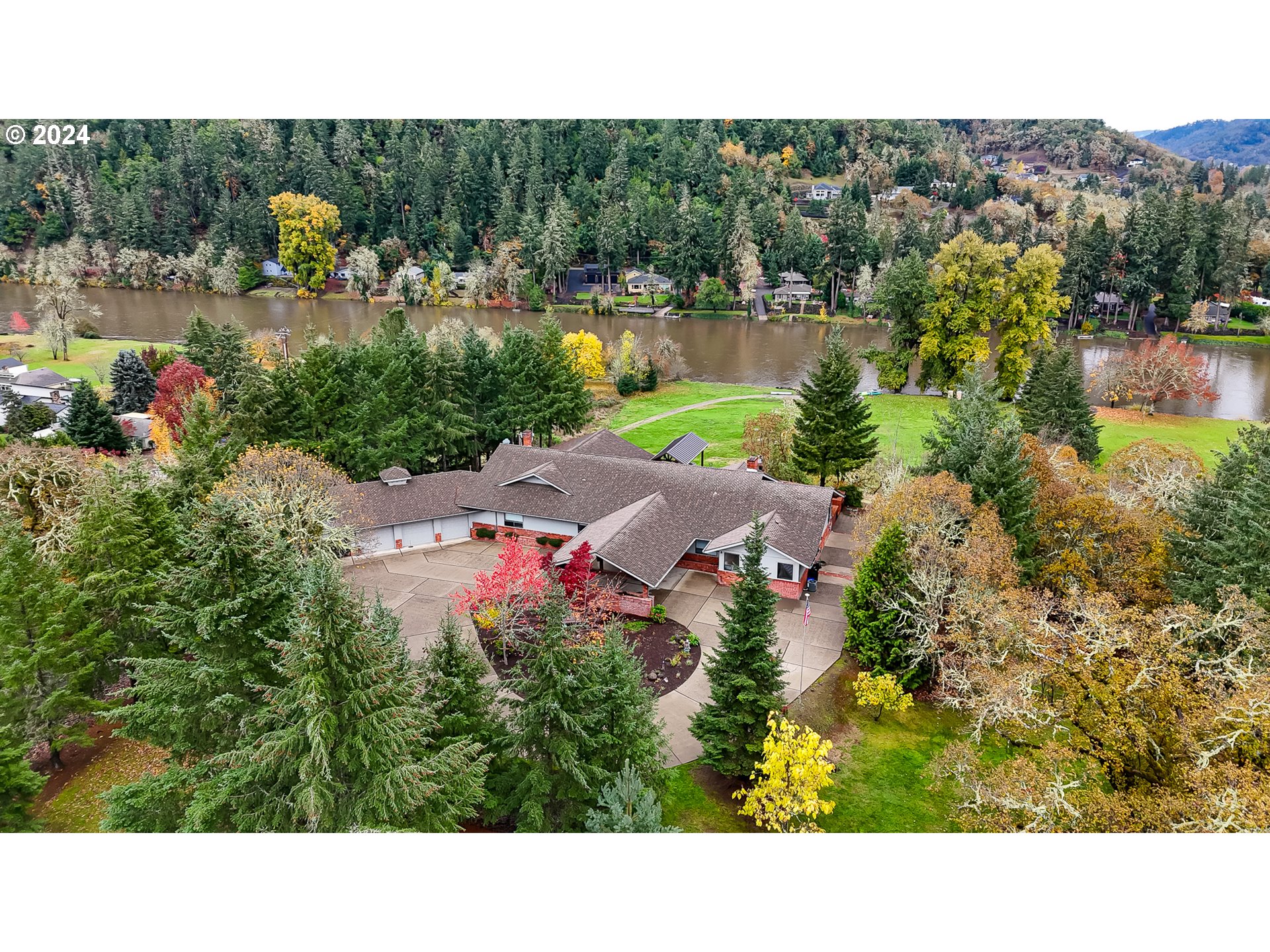 1081 Umpqua College Rd Property Photo 8