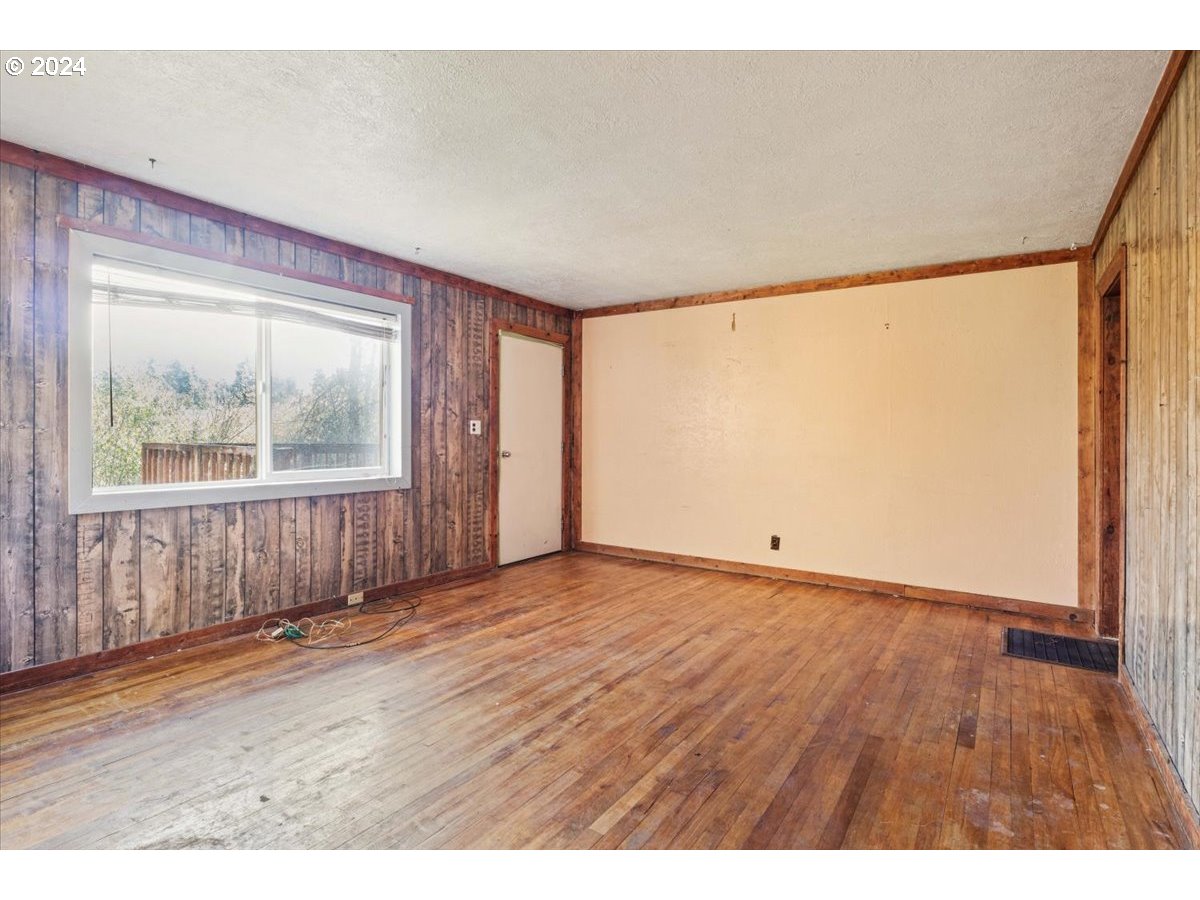 4100 Arnold St Ne Property Photo 18