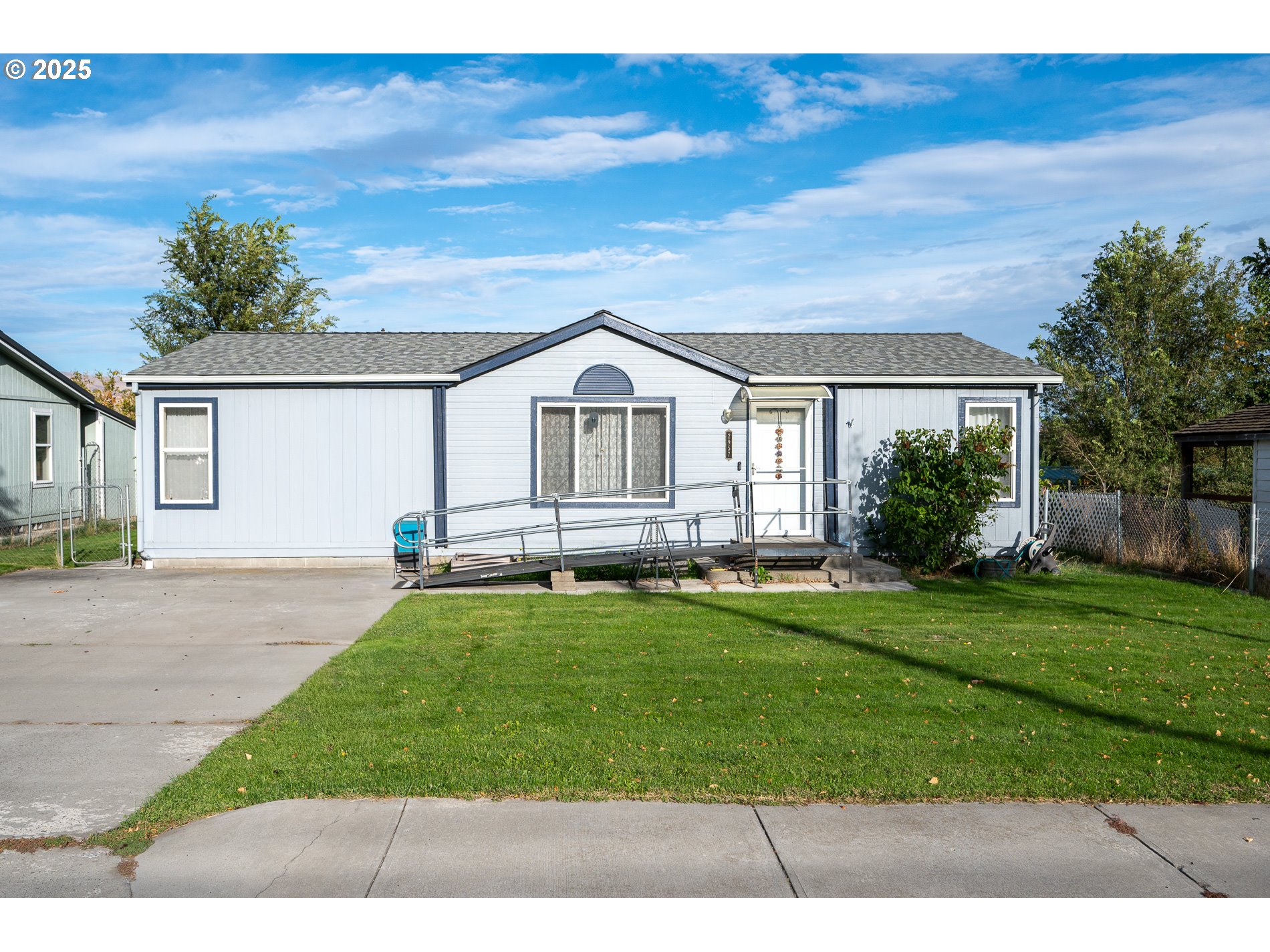 2957 W 10th St Property Photo 1