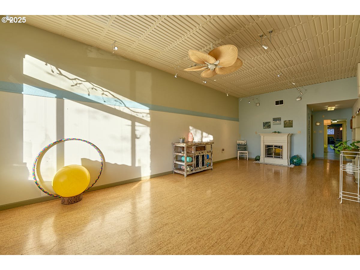 105 E Main St Property Photo 2