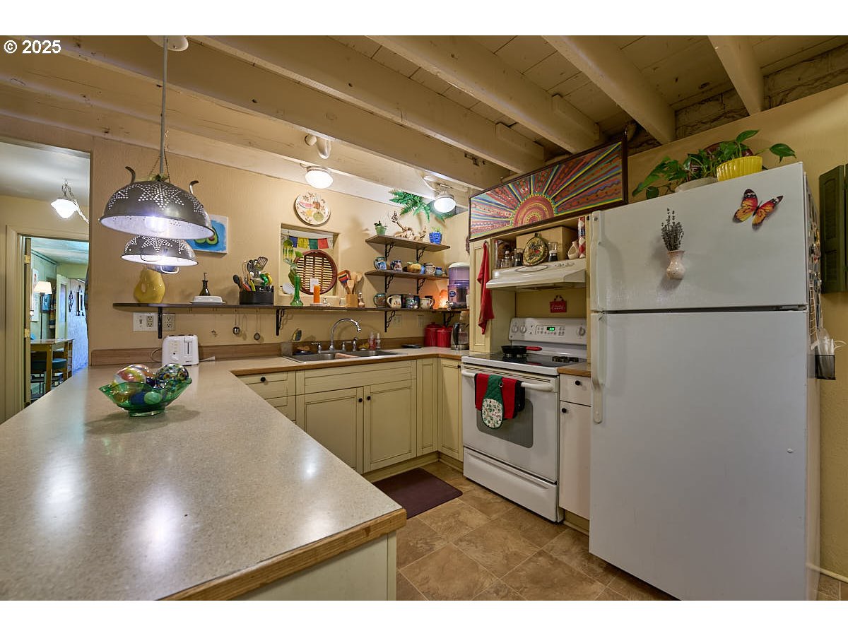 105 E Main St Property Photo 10