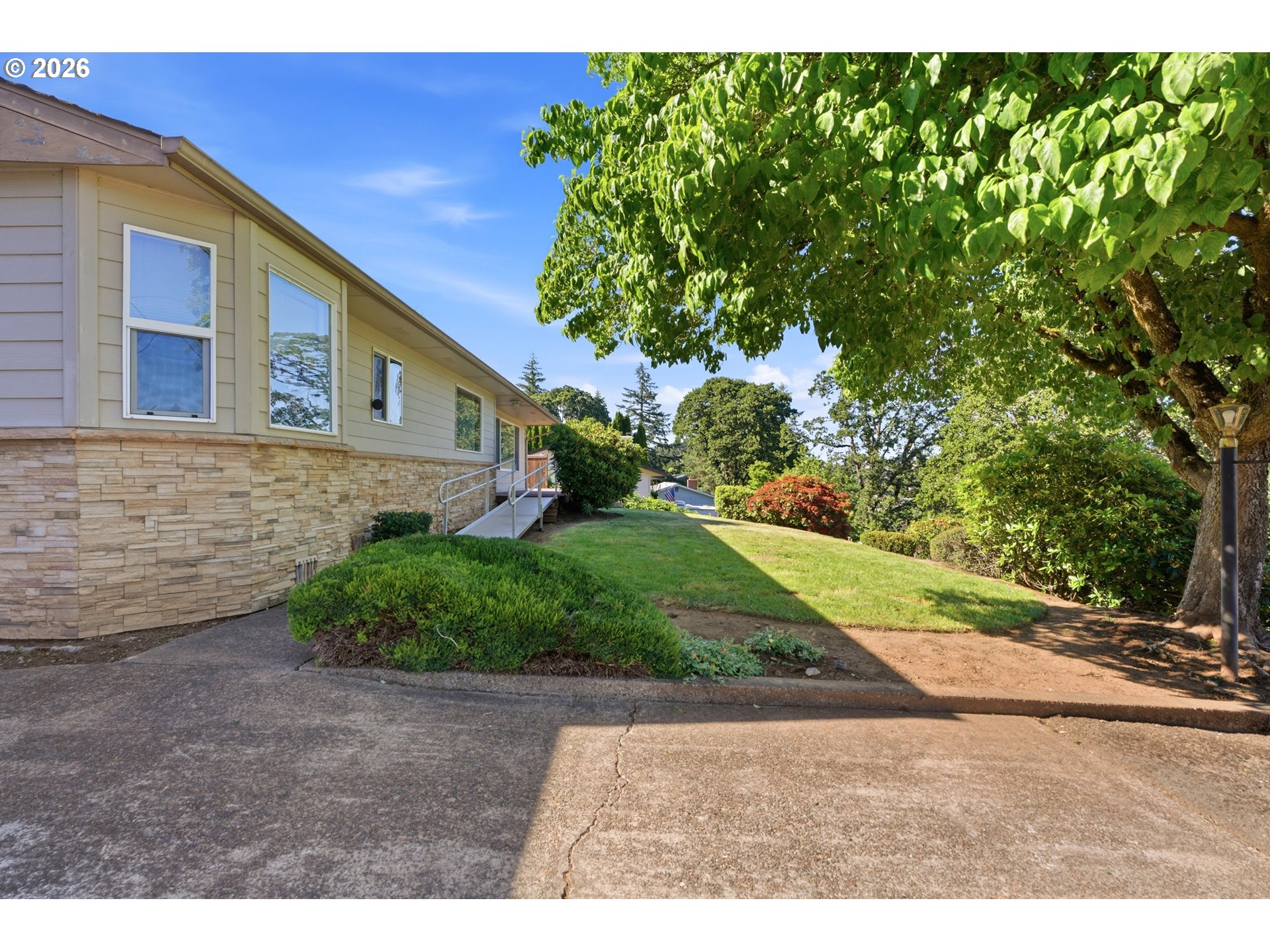 429 Stoneway Dr Nw Property Photo 4