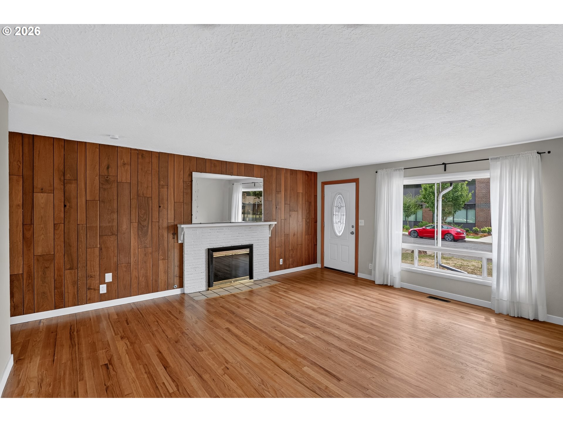 730 E Clarendon St Property Photo 3