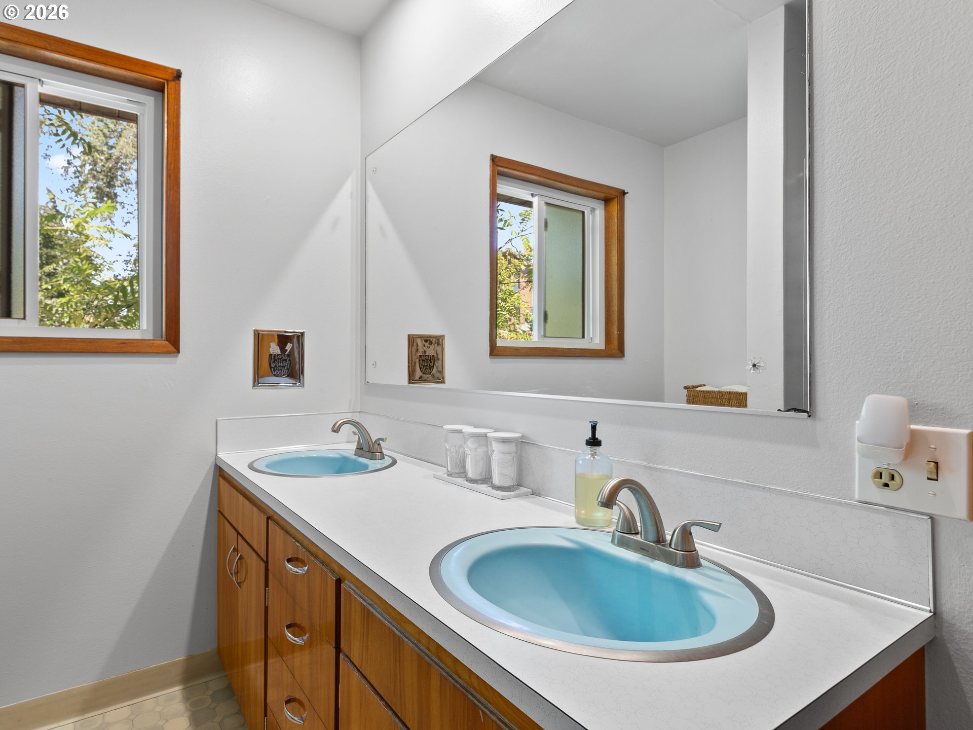 1801 E Laurel Dr Property Photo 22