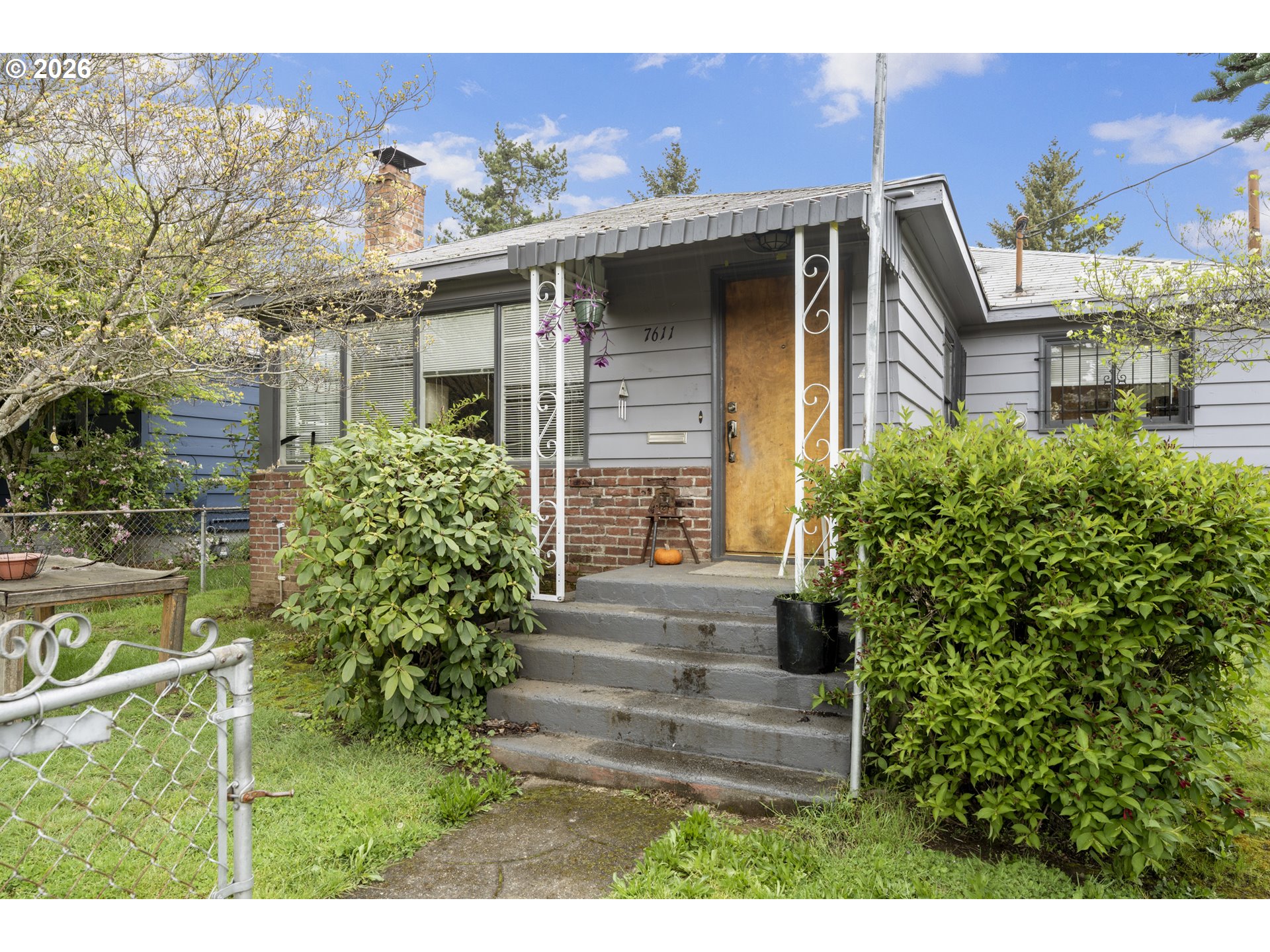 7611 SE HENDERSON ST Property Photo 1