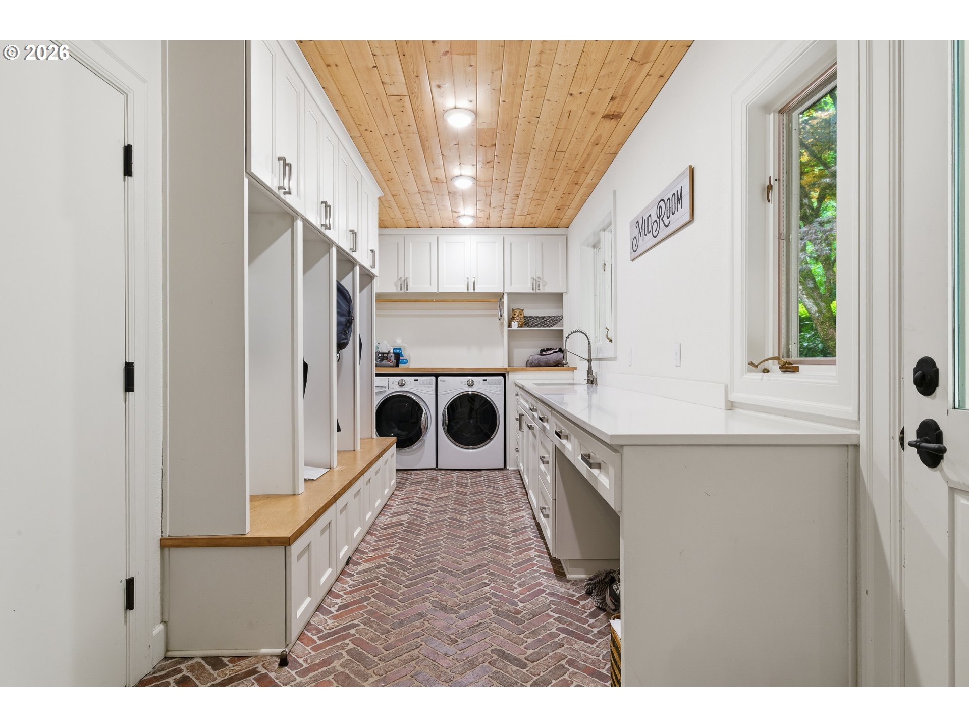 653 Victoria Pl Property Photo 28