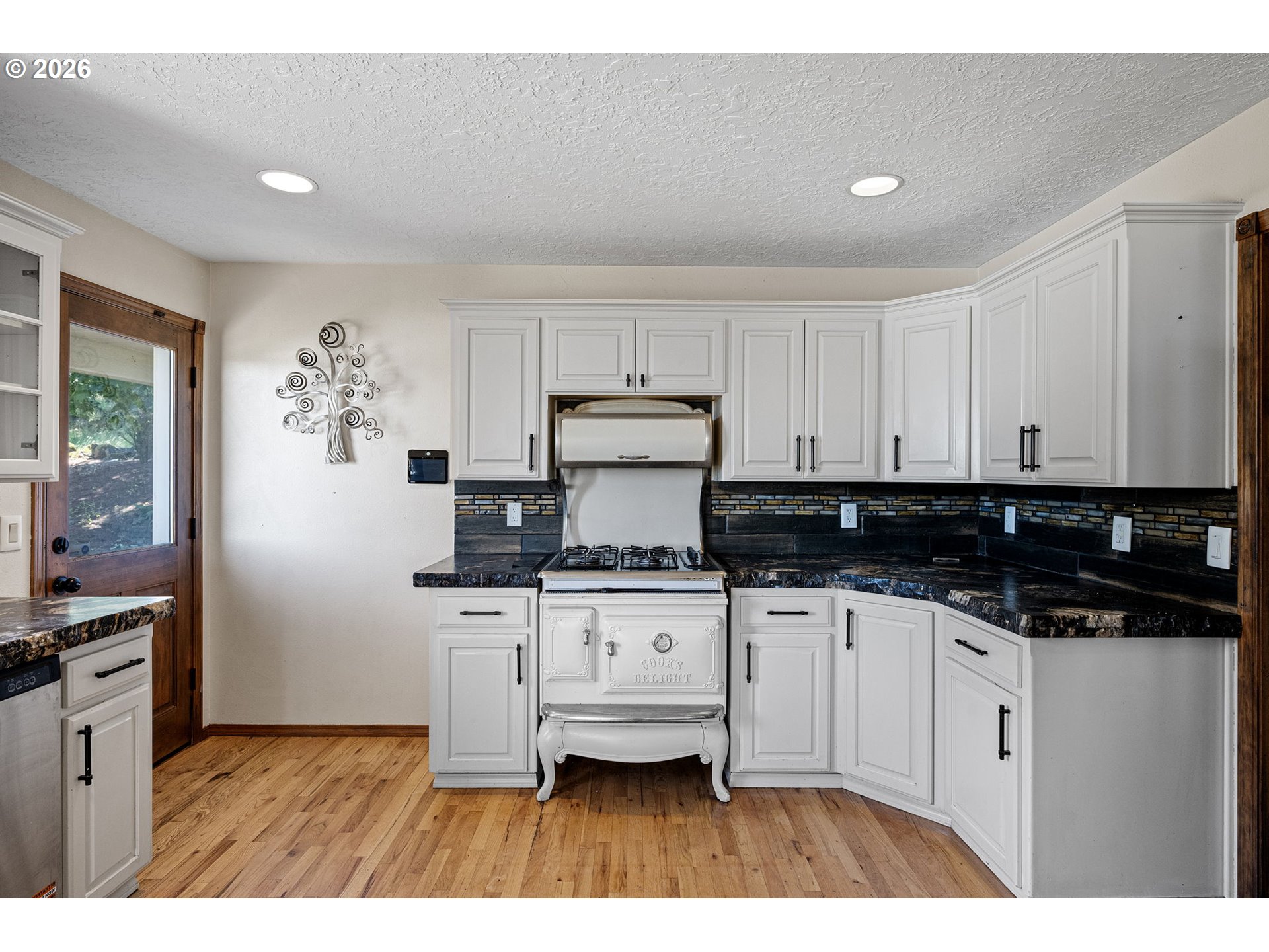 3955 Sunset Hills Dr Property Photo 9