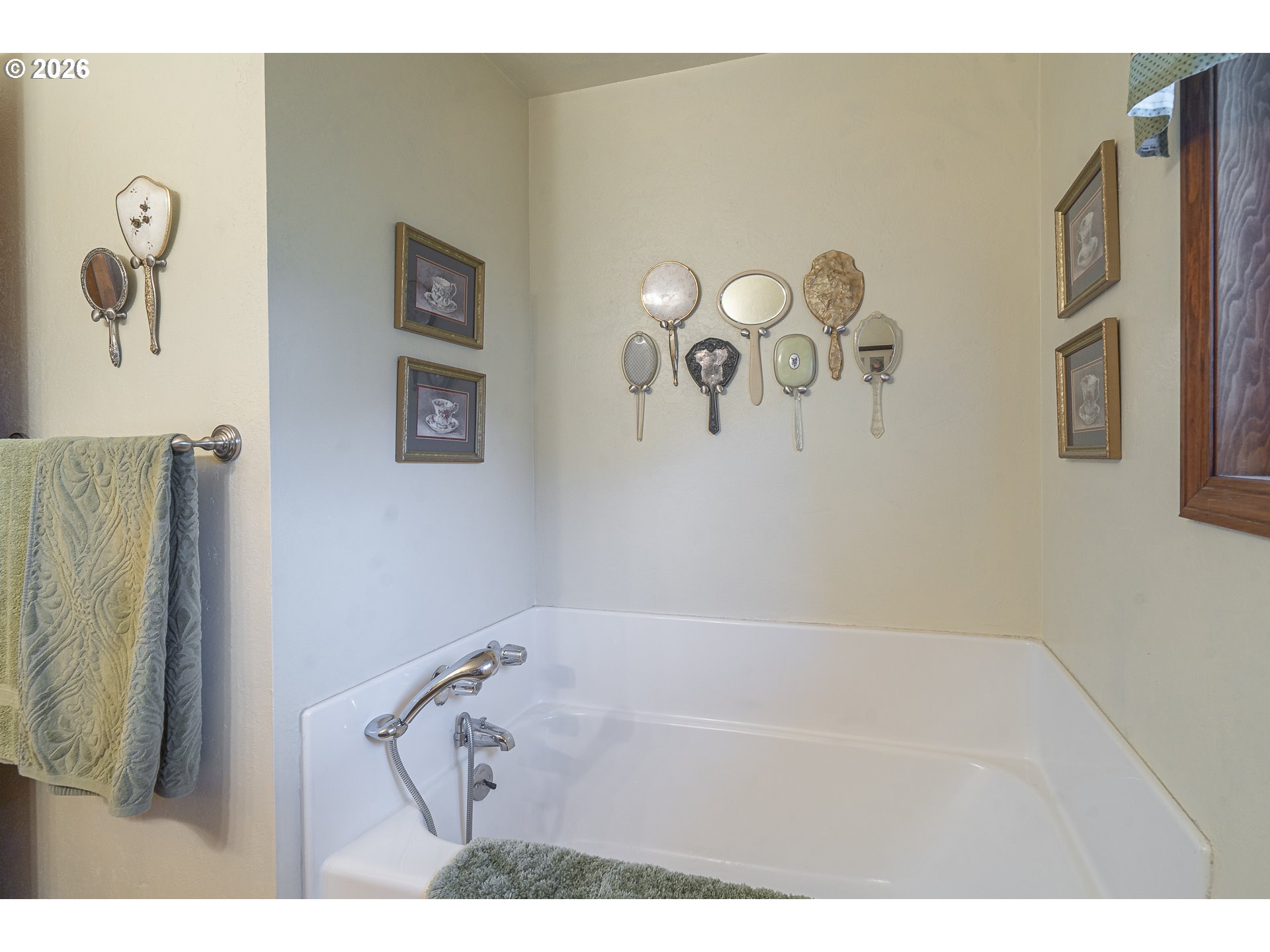 184 Ne Gerlinger Ln Property Photo 28