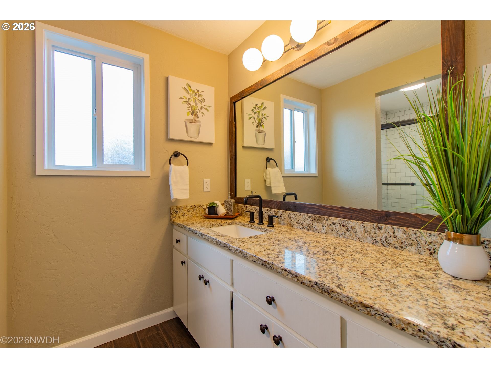 3325 Honeywood St Property Photo 16
