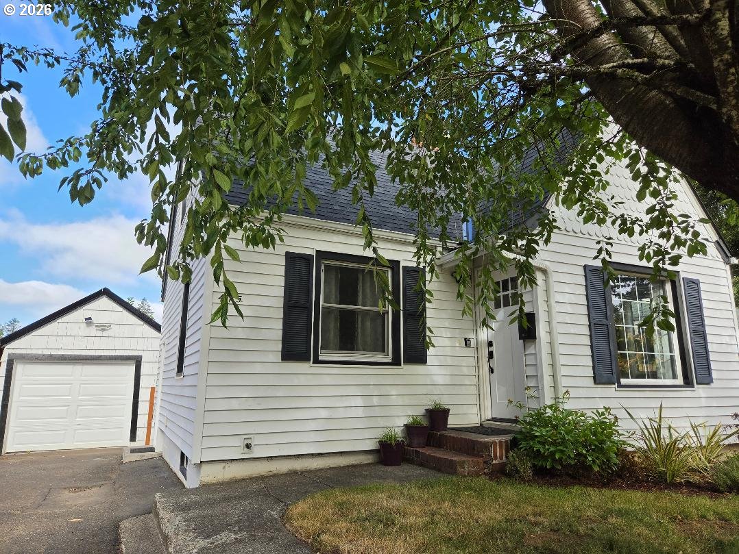 415 SE ROBERTS AVE Property Photo 1
