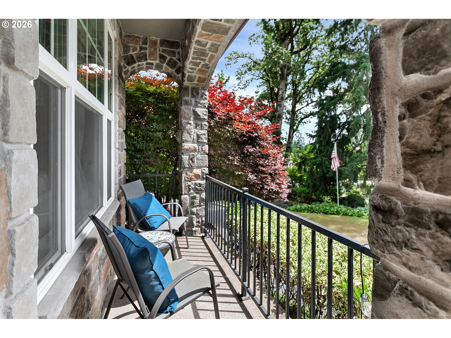 2613 Beacon Hill Dr Property Photo 3