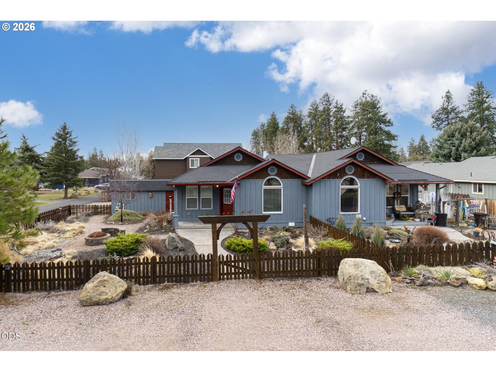 747 E Black Butte Ave Property Photo 1