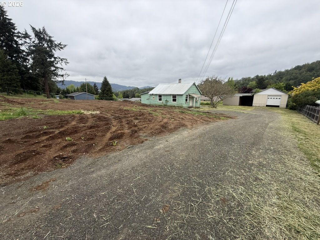 1420 Nw Grove St Property Photo 5