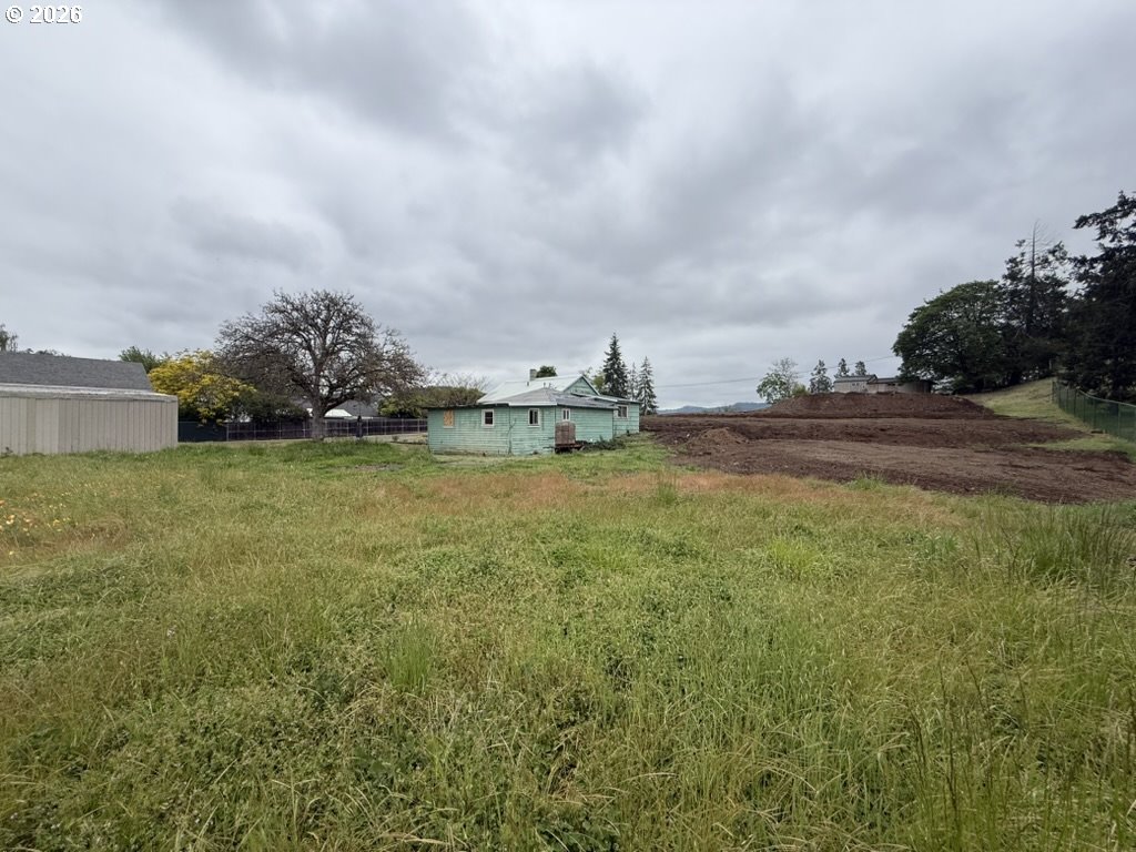 1420 Nw Grove St Property Photo 11