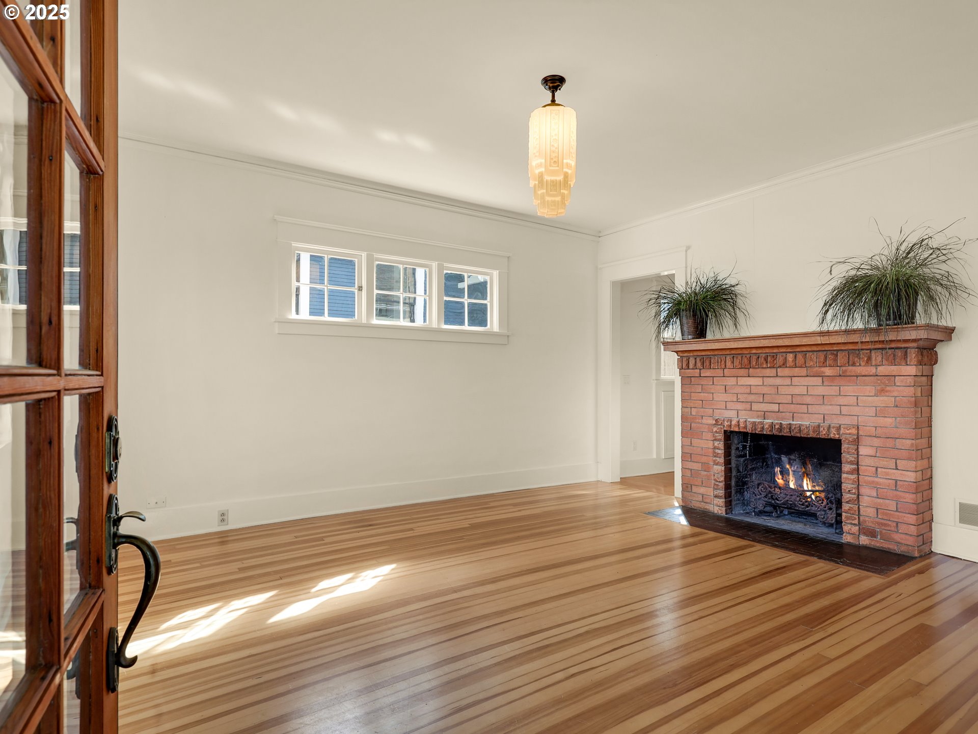 1925 Irving Ave Property Photo 4