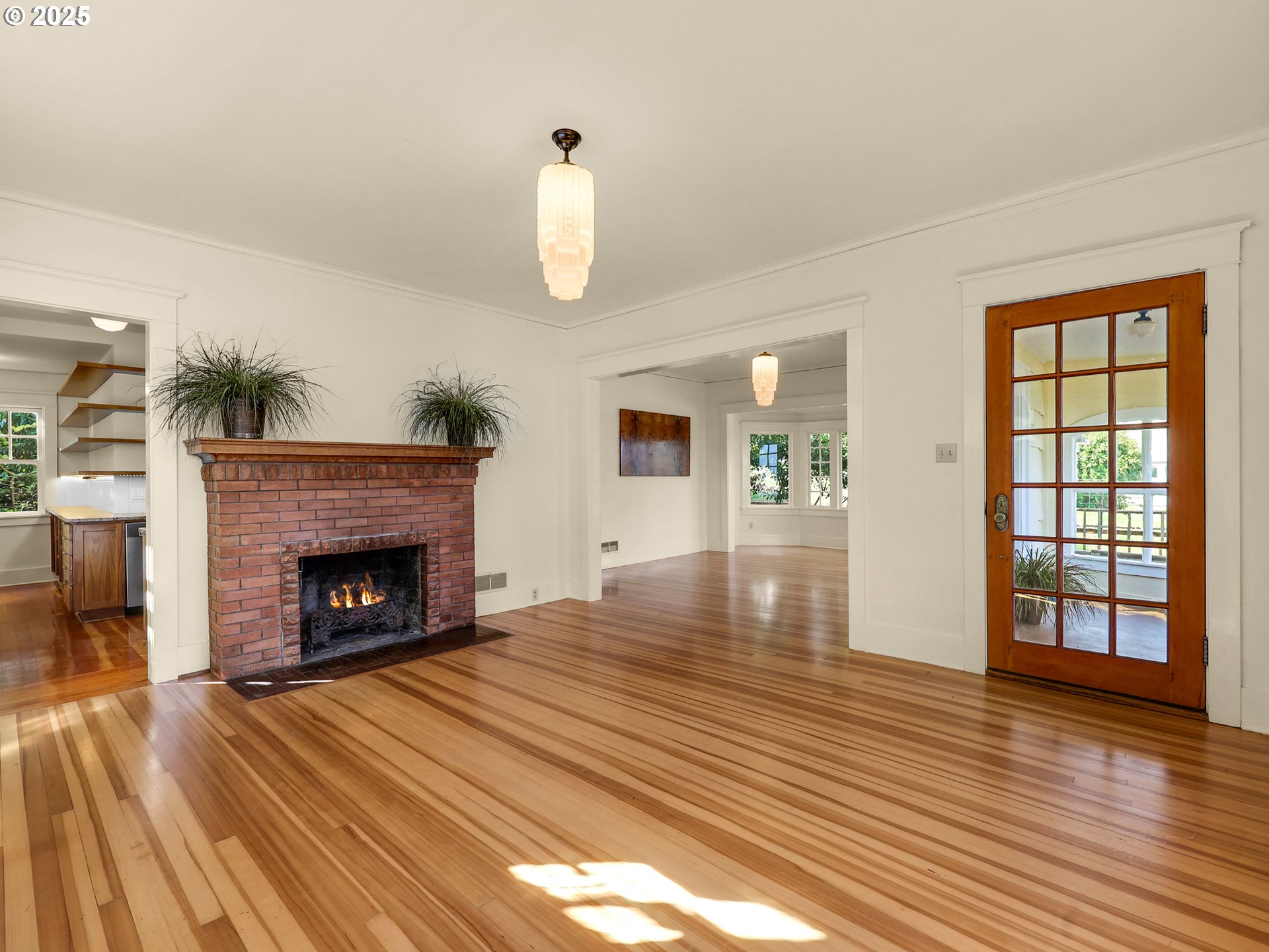 1925 Irving Ave Property Photo 6