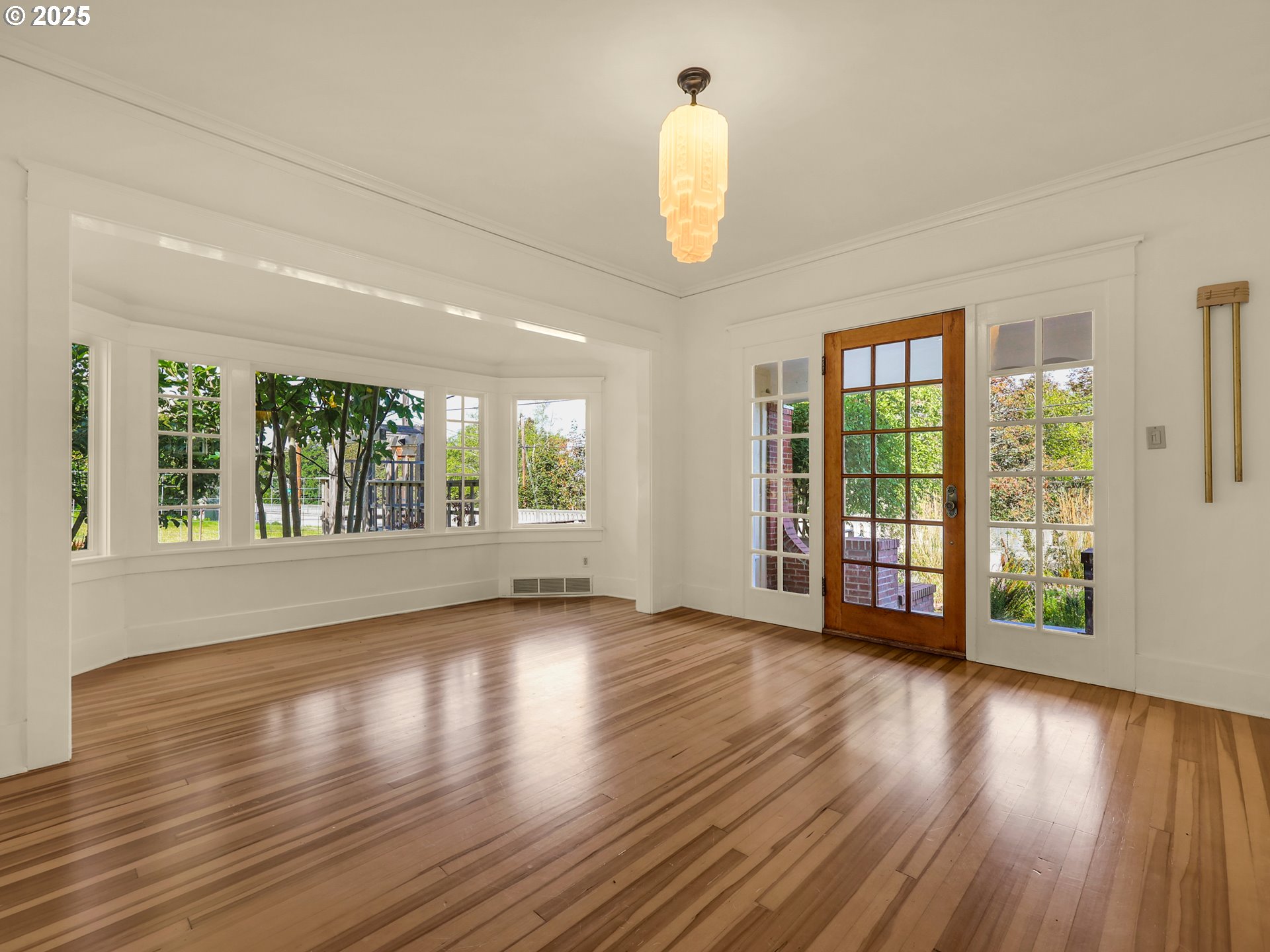 1925 Irving Ave Property Photo 12