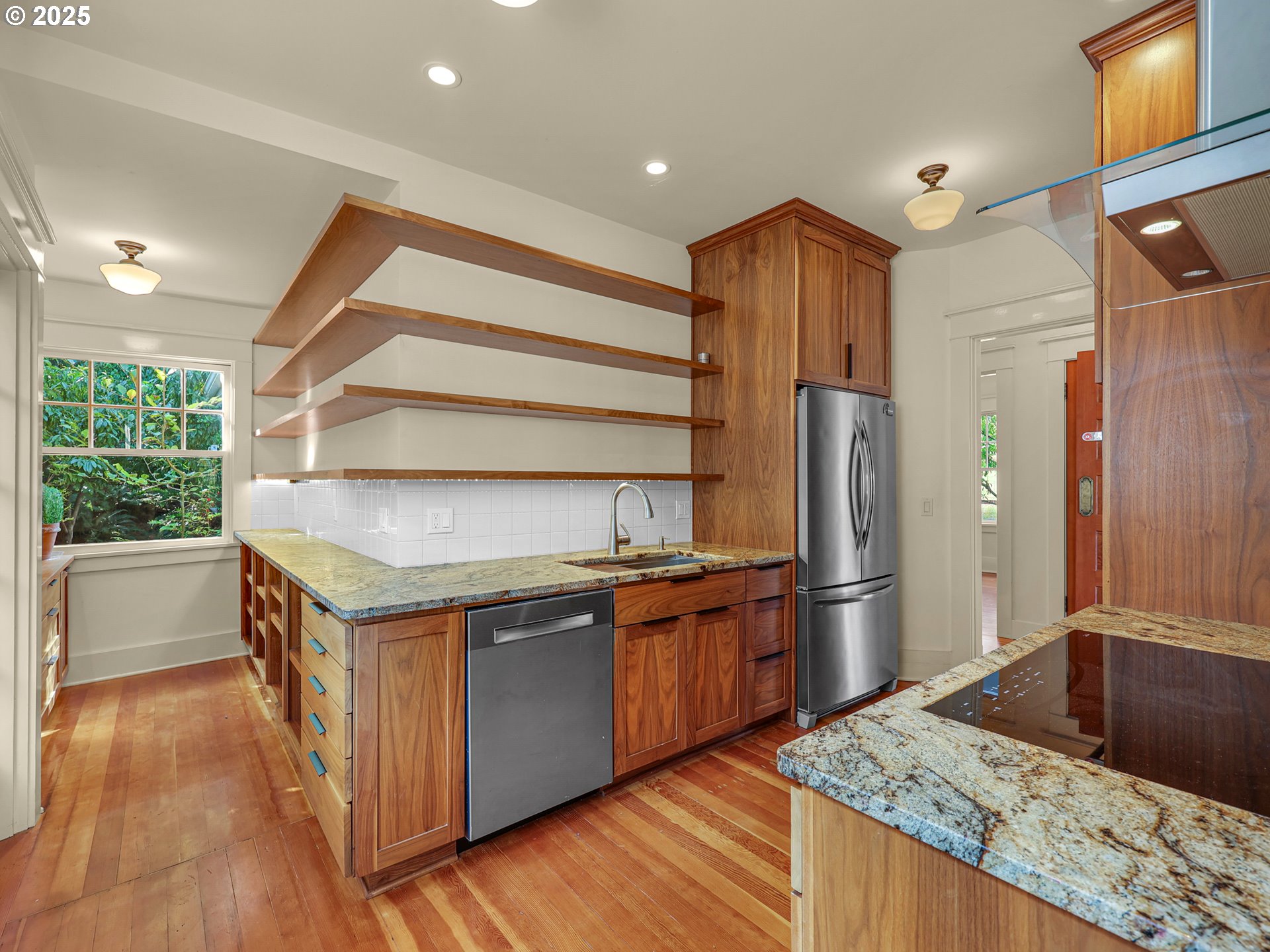 1925 Irving Ave Property Photo 13