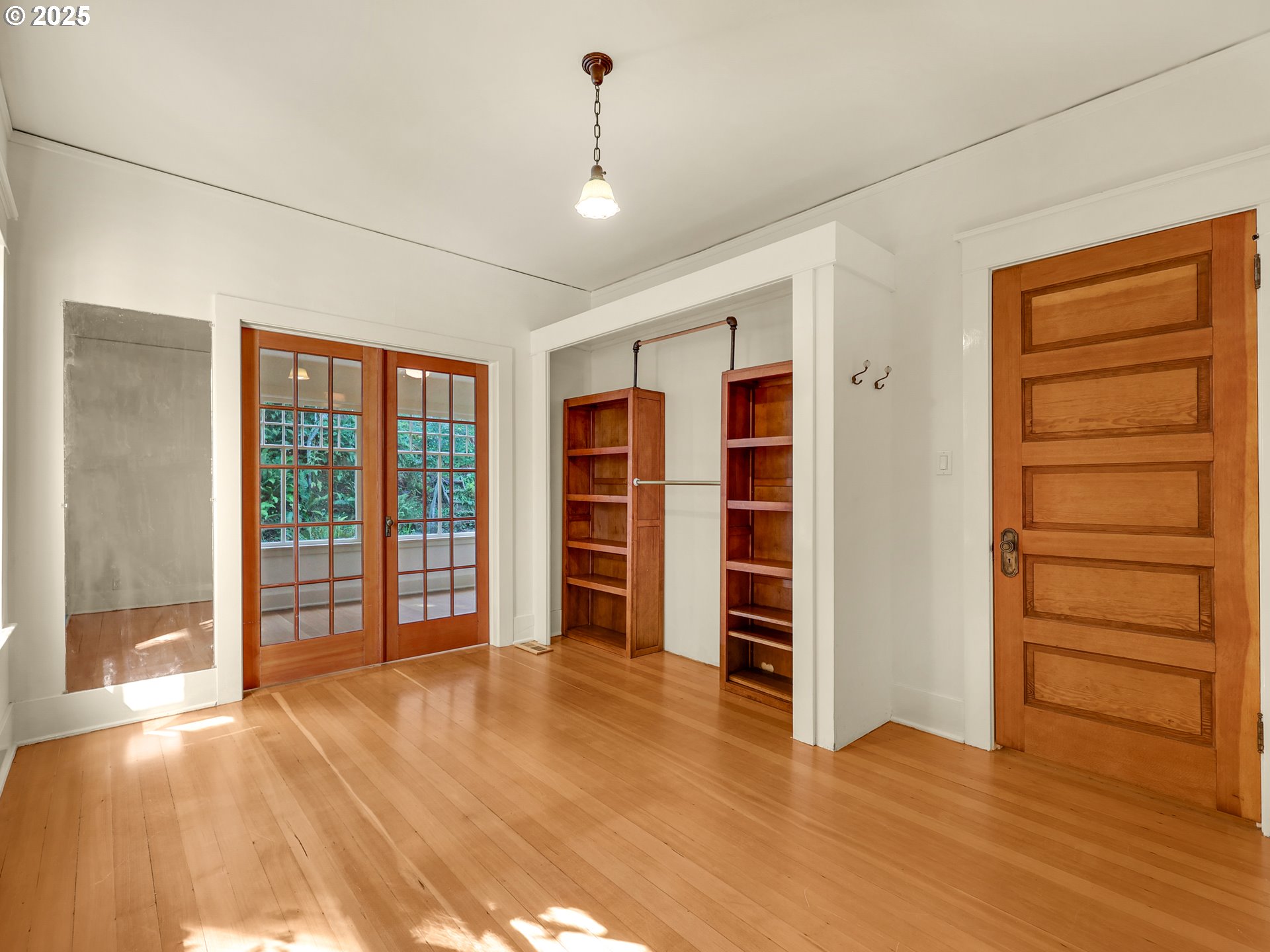 1925 Irving Ave Property Photo 22
