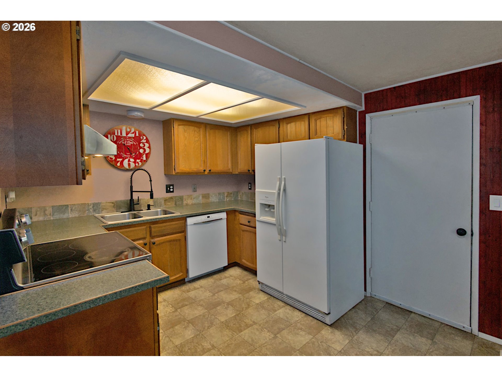 575 S 70th St Property Photo 4