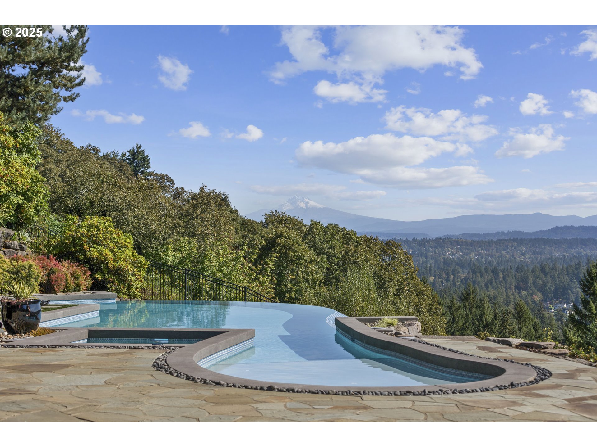 2088 Crest Dr Property Photo 5