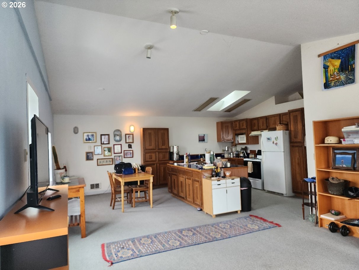 246 6th St Property Photo 4