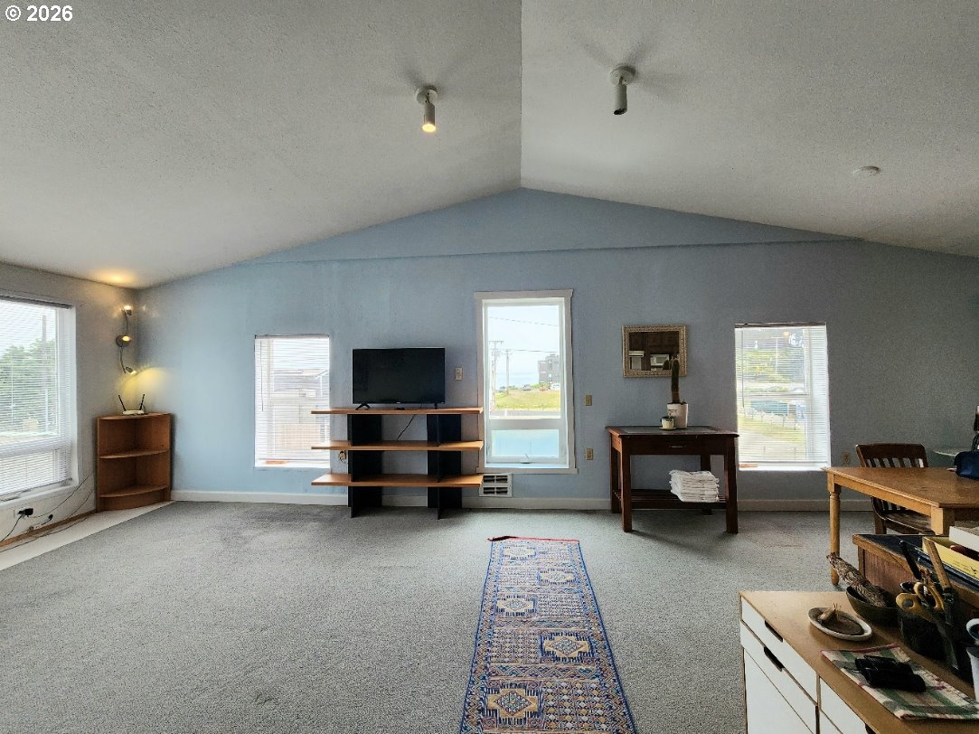 246 6th St Property Photo 5