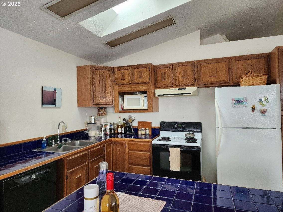 246 6th St Property Photo 7