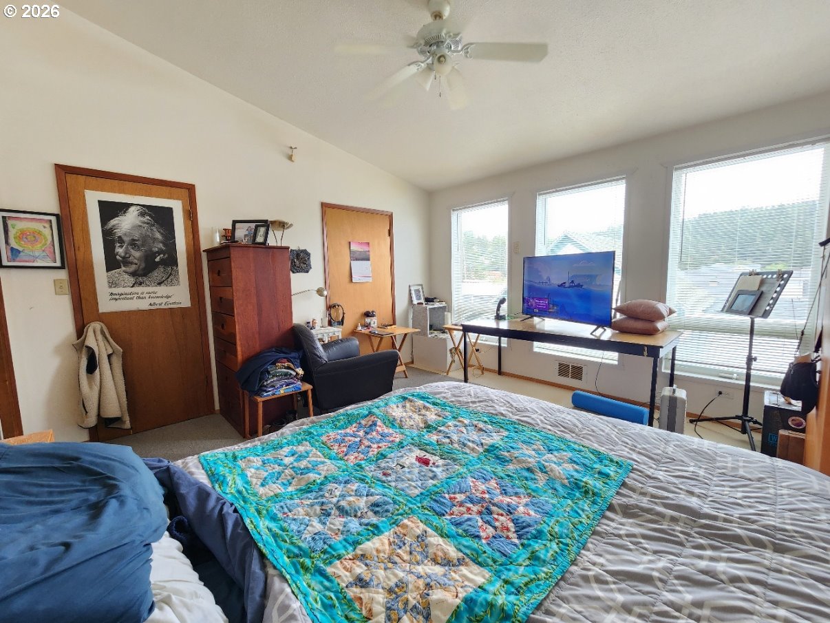 246 6th St Property Photo 10