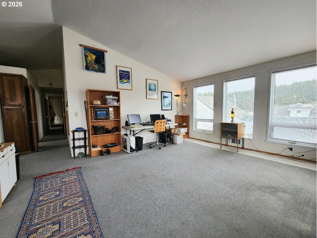 246 6th St Property Photo 12