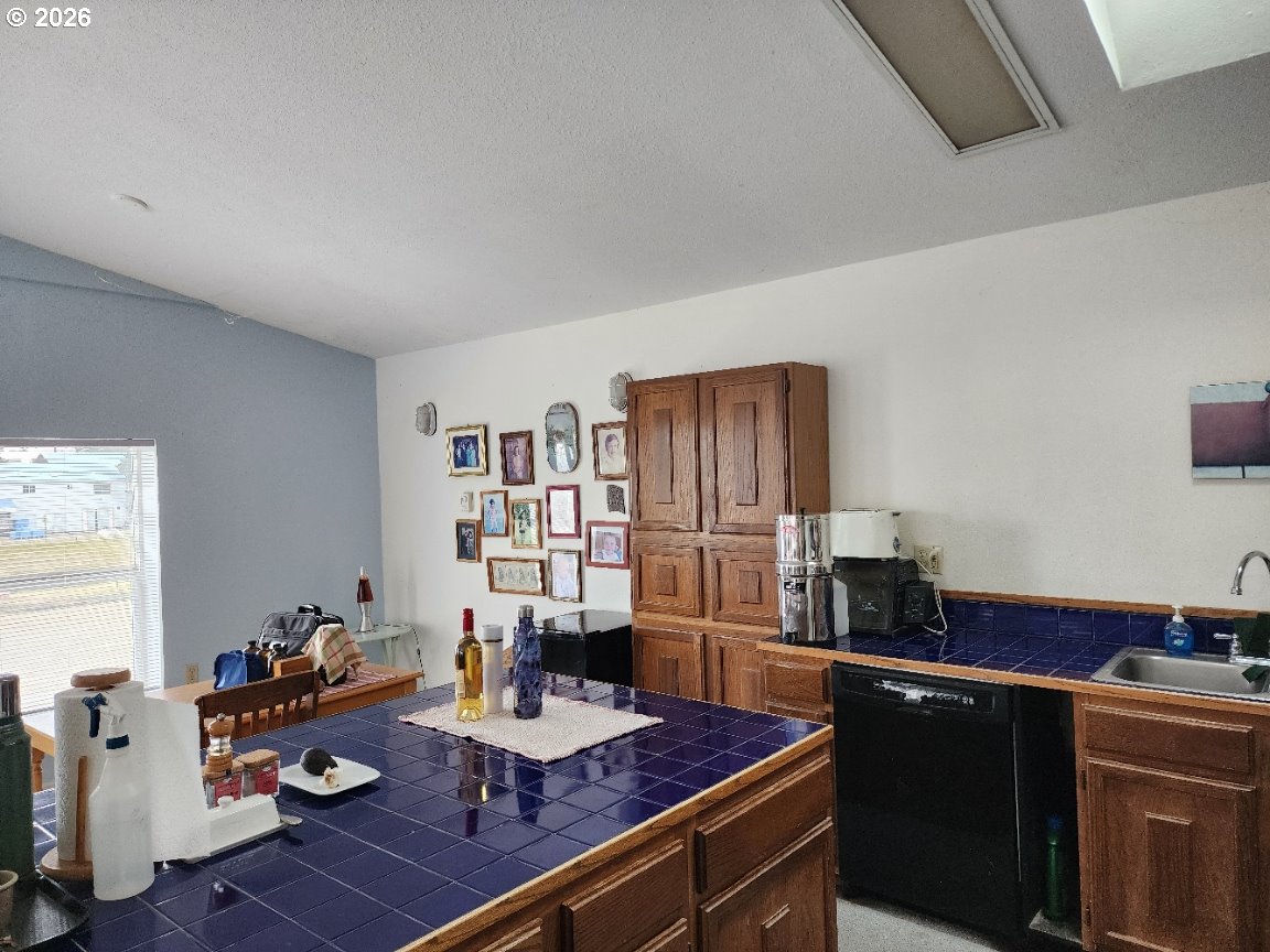 246 6th St Property Photo 13