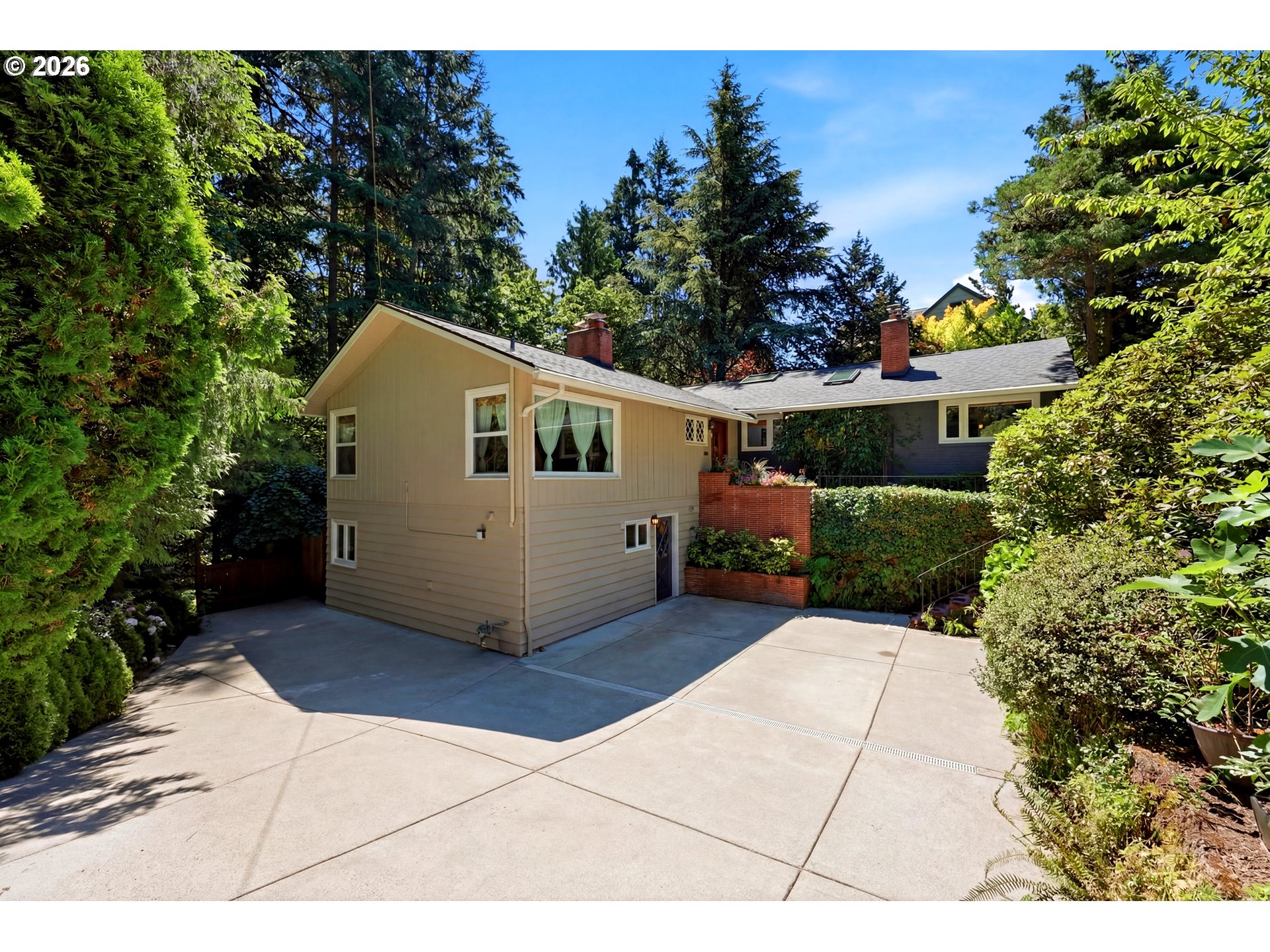 2210 Sw Broadway Dr Property Photo 2