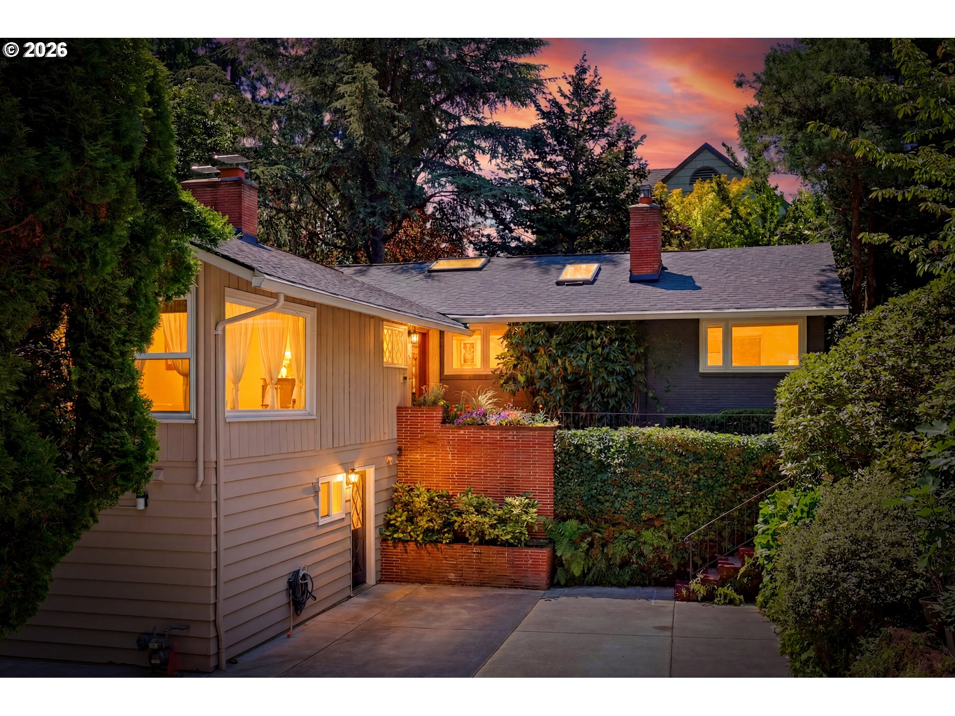2210 Sw Broadway Dr Property Photo 3