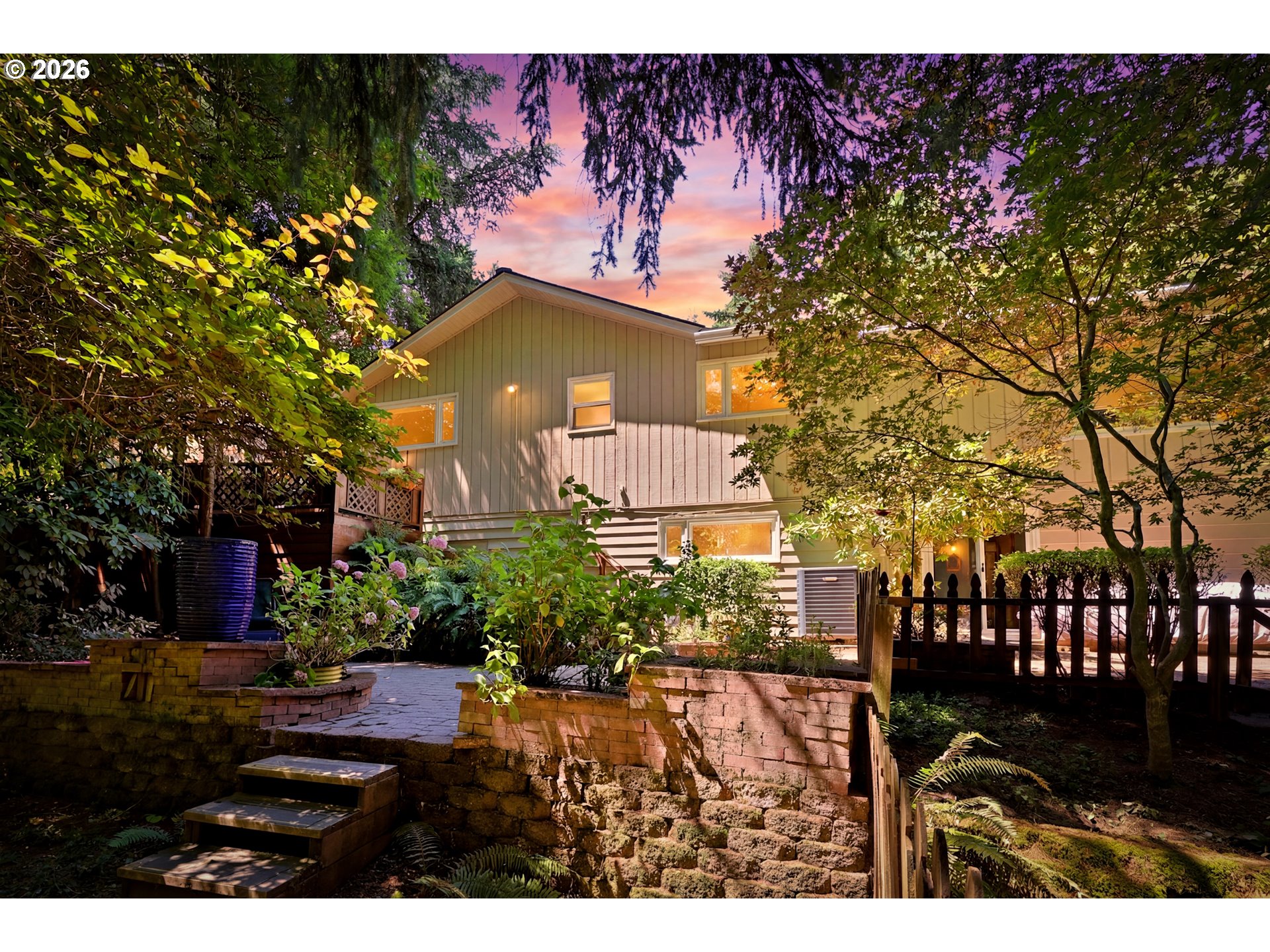 2210 Sw Broadway Dr Property Photo 5