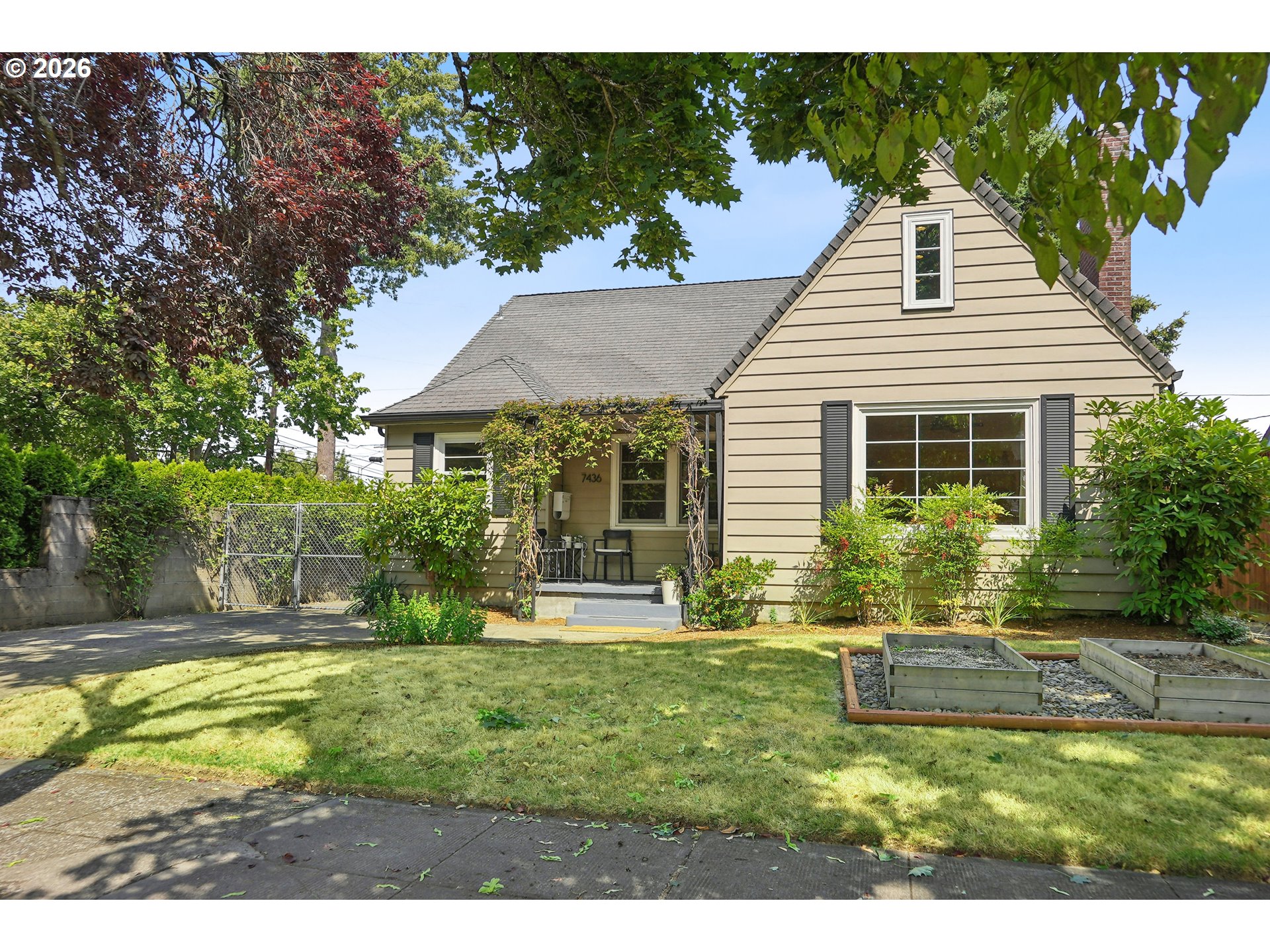 7436 N Seward Ave Property Photo 1