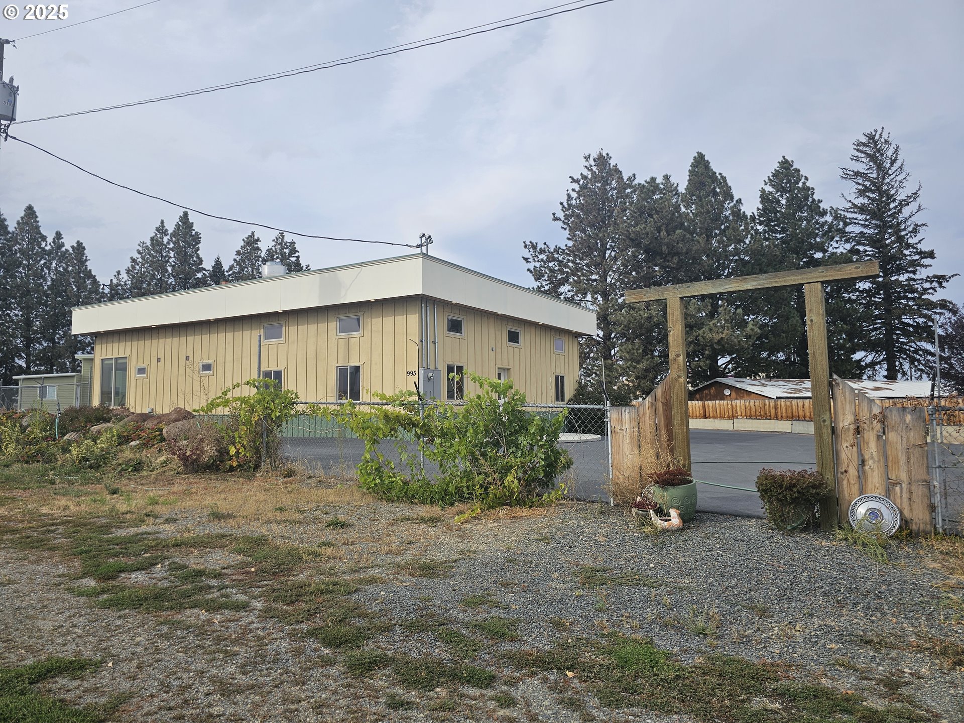995 3rd St Property Photo 1