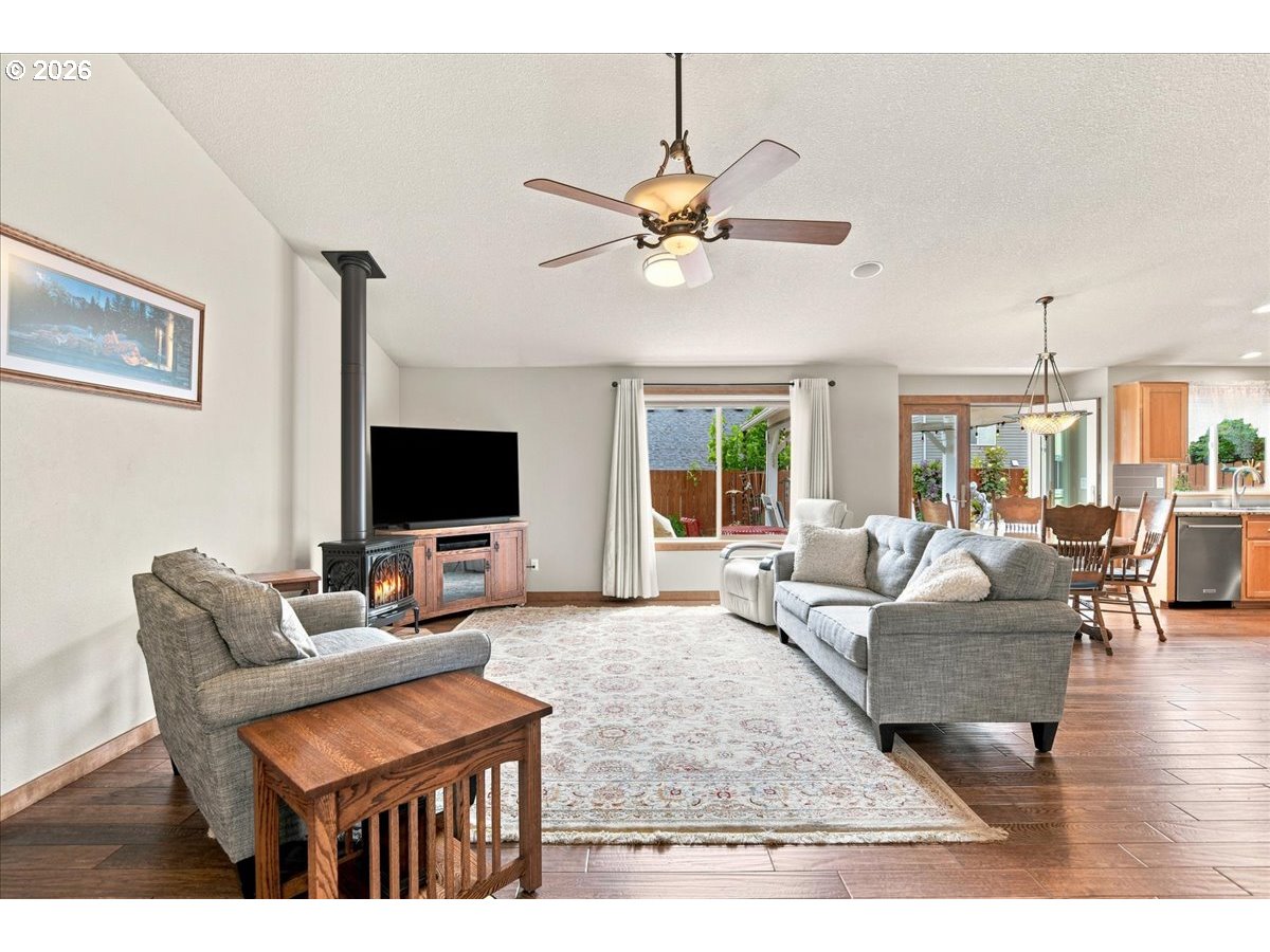 504 N Lark Dr Property Photo 8