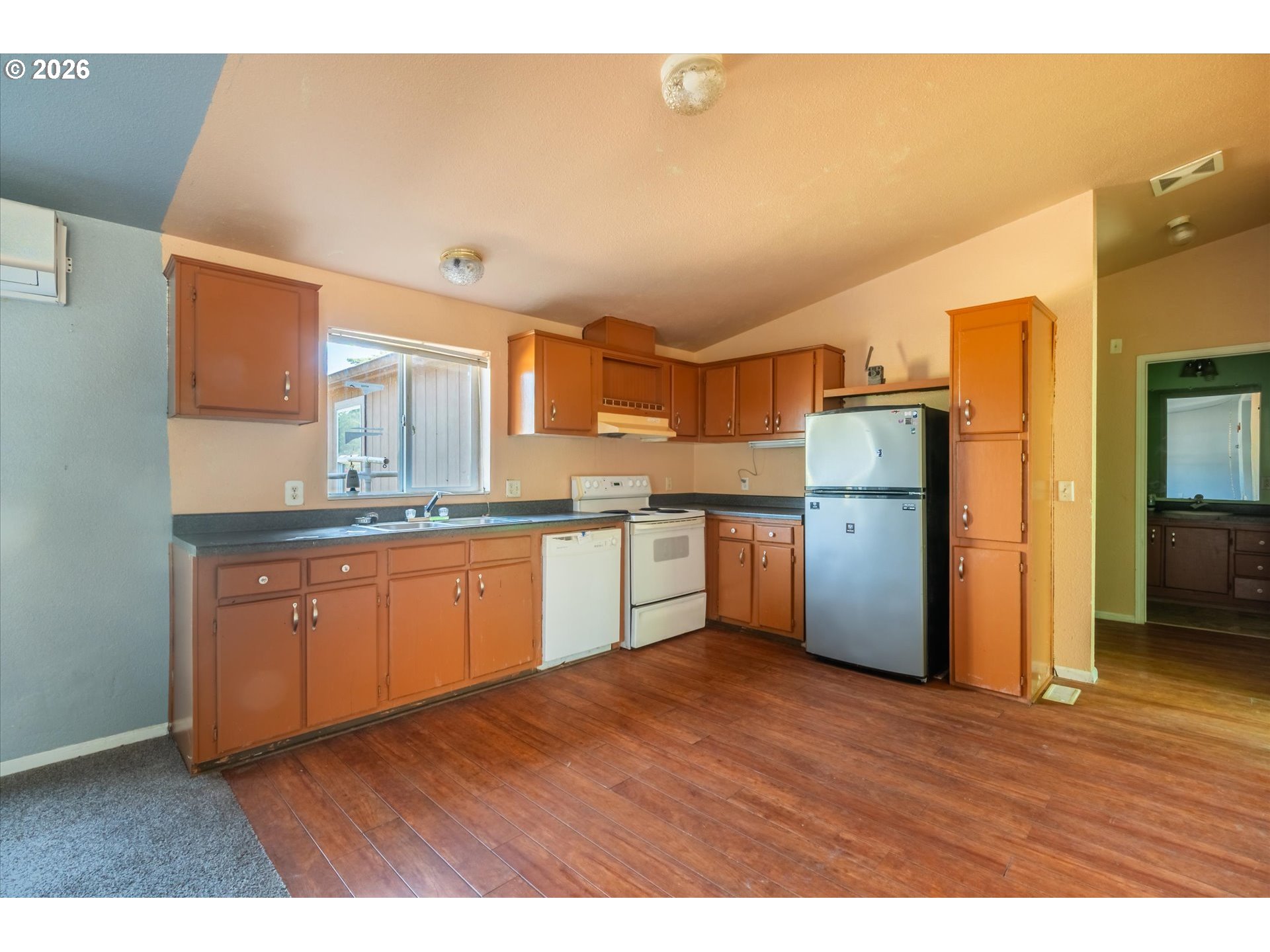 1633 Maple St Property Photo 5