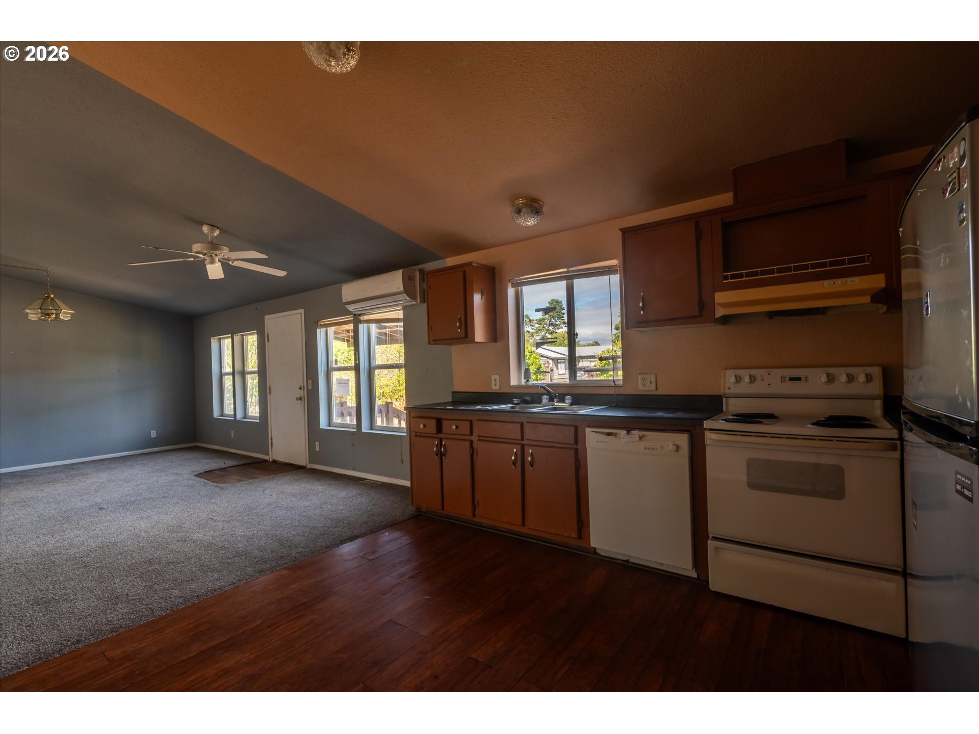 1633 Maple St Property Photo 7