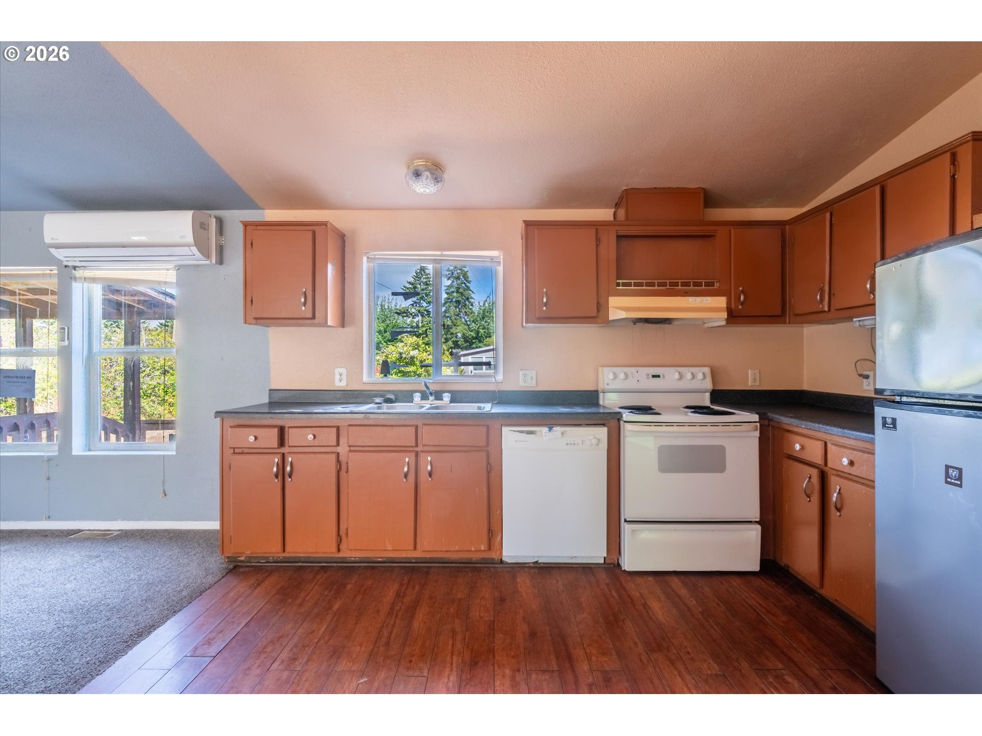 1633 Maple St Property Photo 8