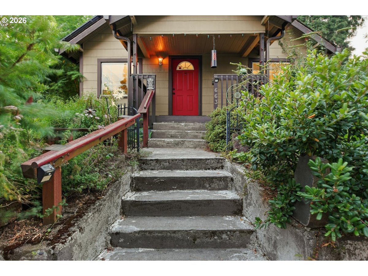 663 Sw Utah St Property Photo 4
