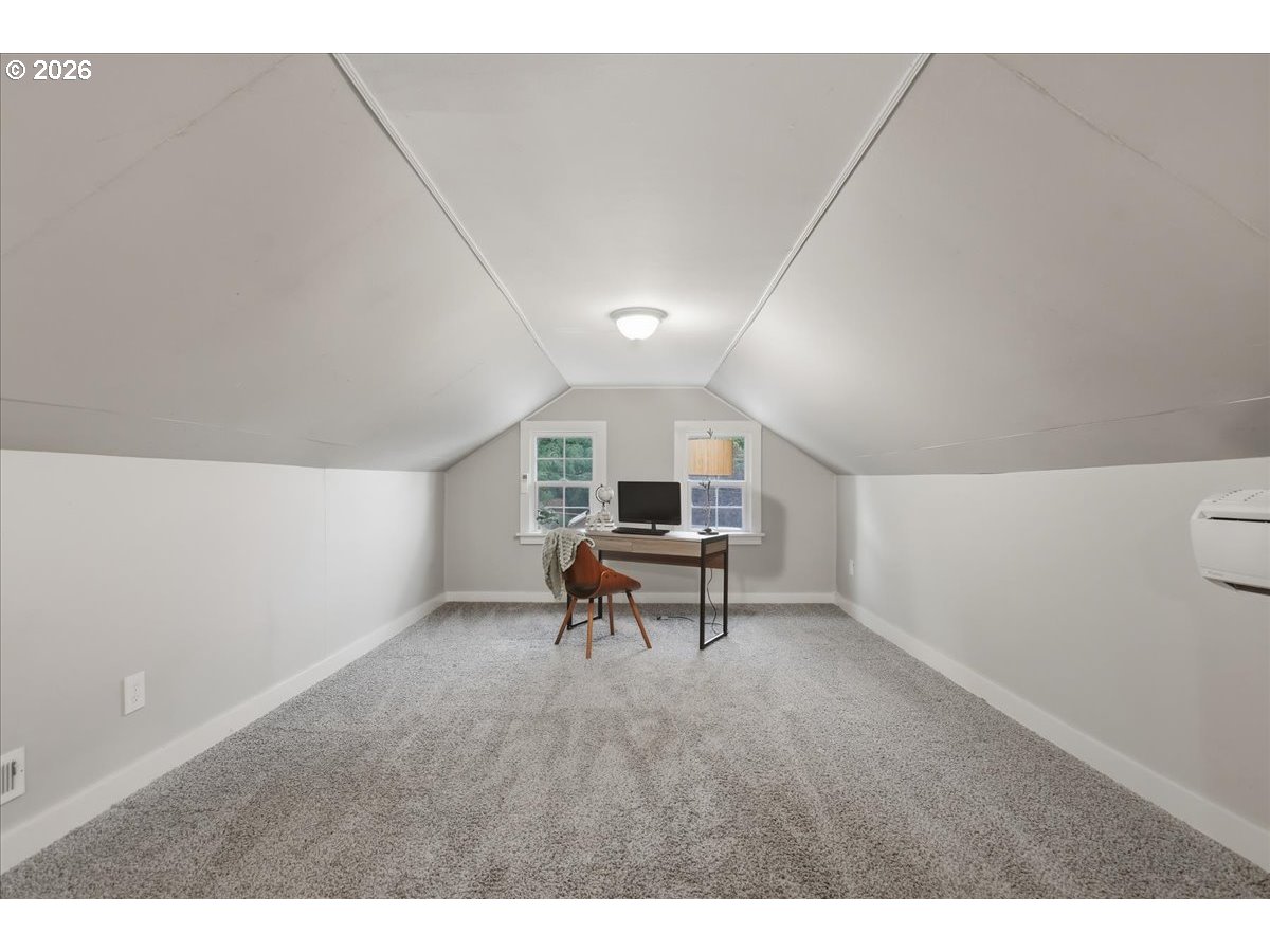 663 Sw Utah St Property Photo 21