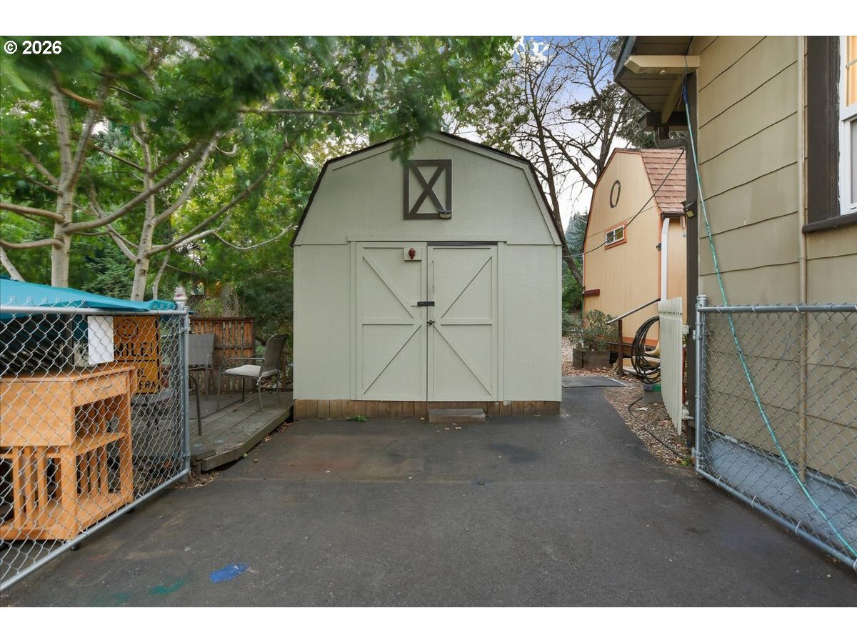 663 Sw Utah St Property Photo 35