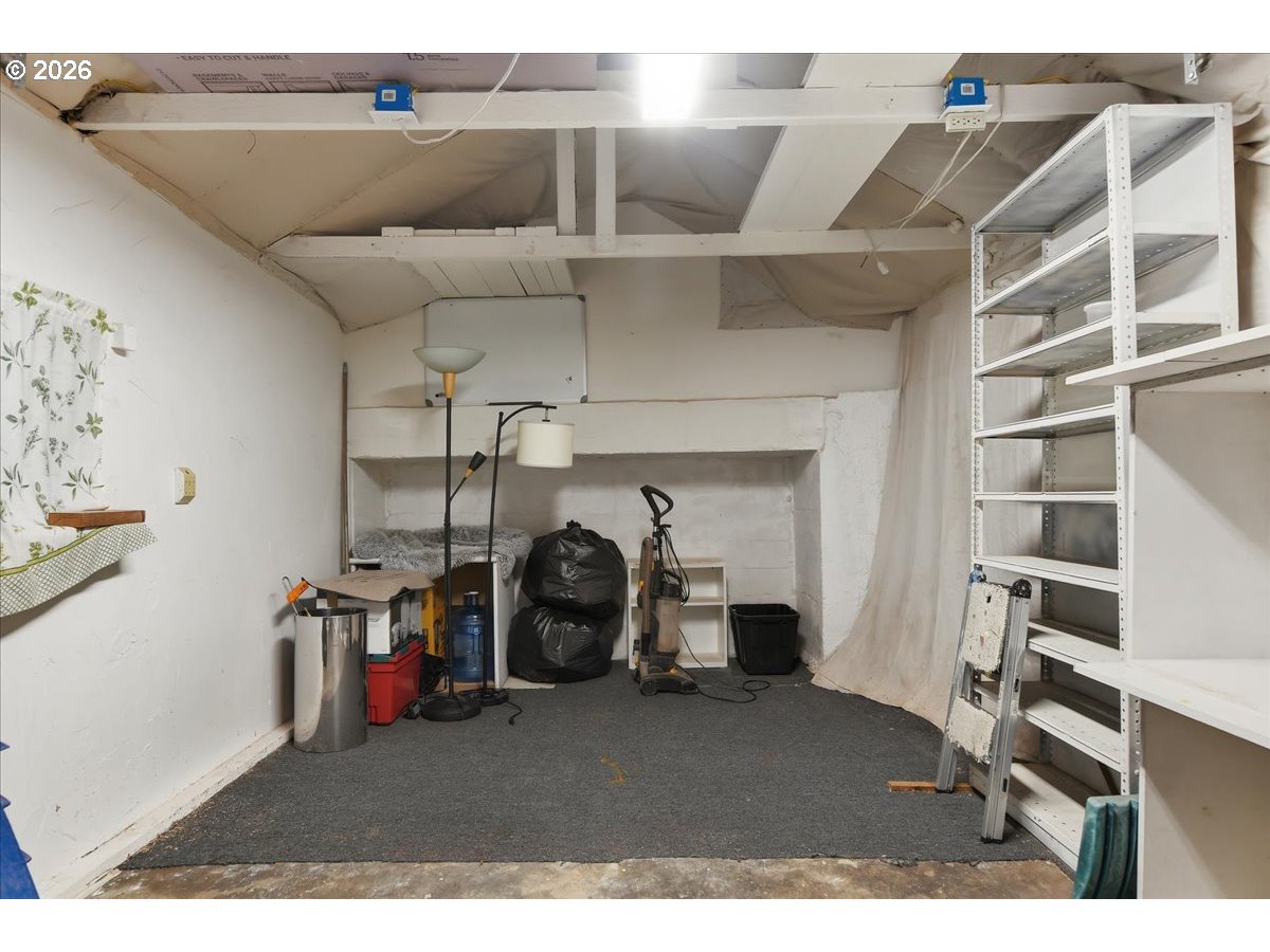 663 Sw Utah St Property Photo 40