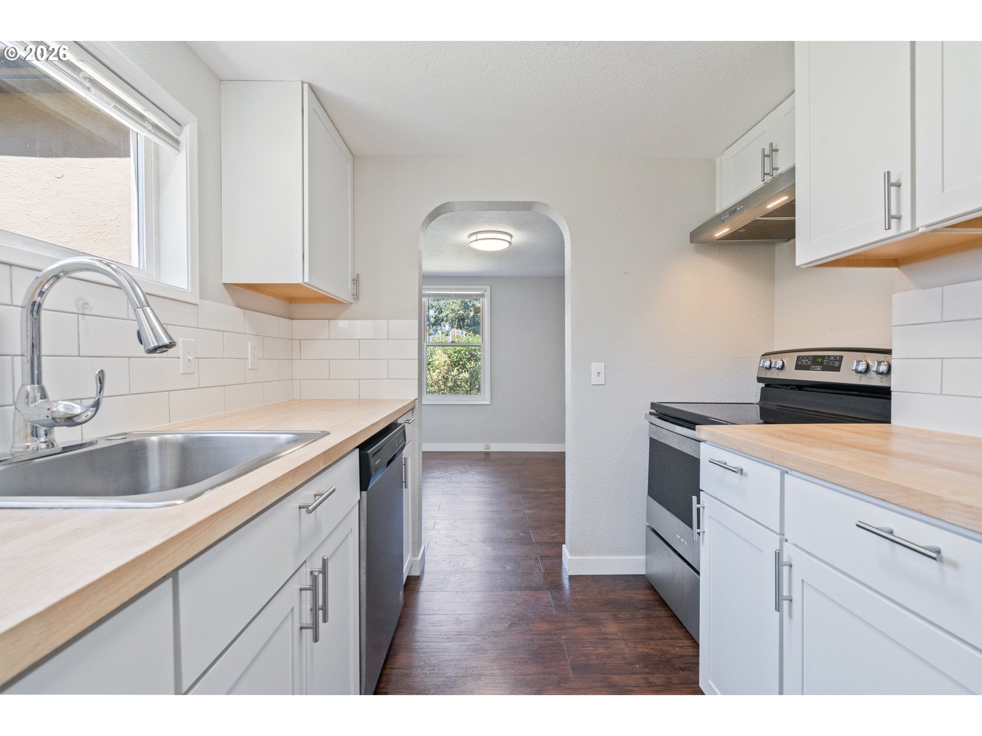 16122 Ne Glisan St Property Photo 3