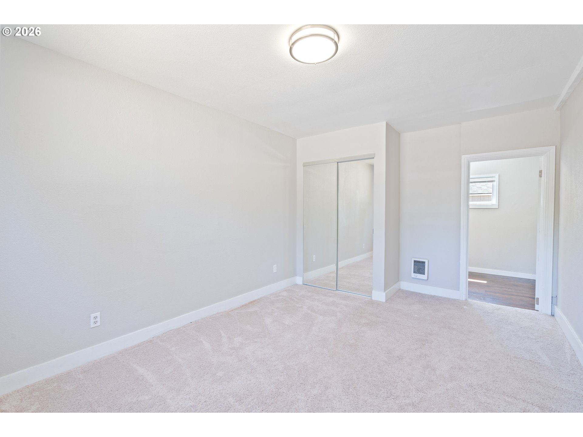 16122 Ne Glisan St Property Photo 4