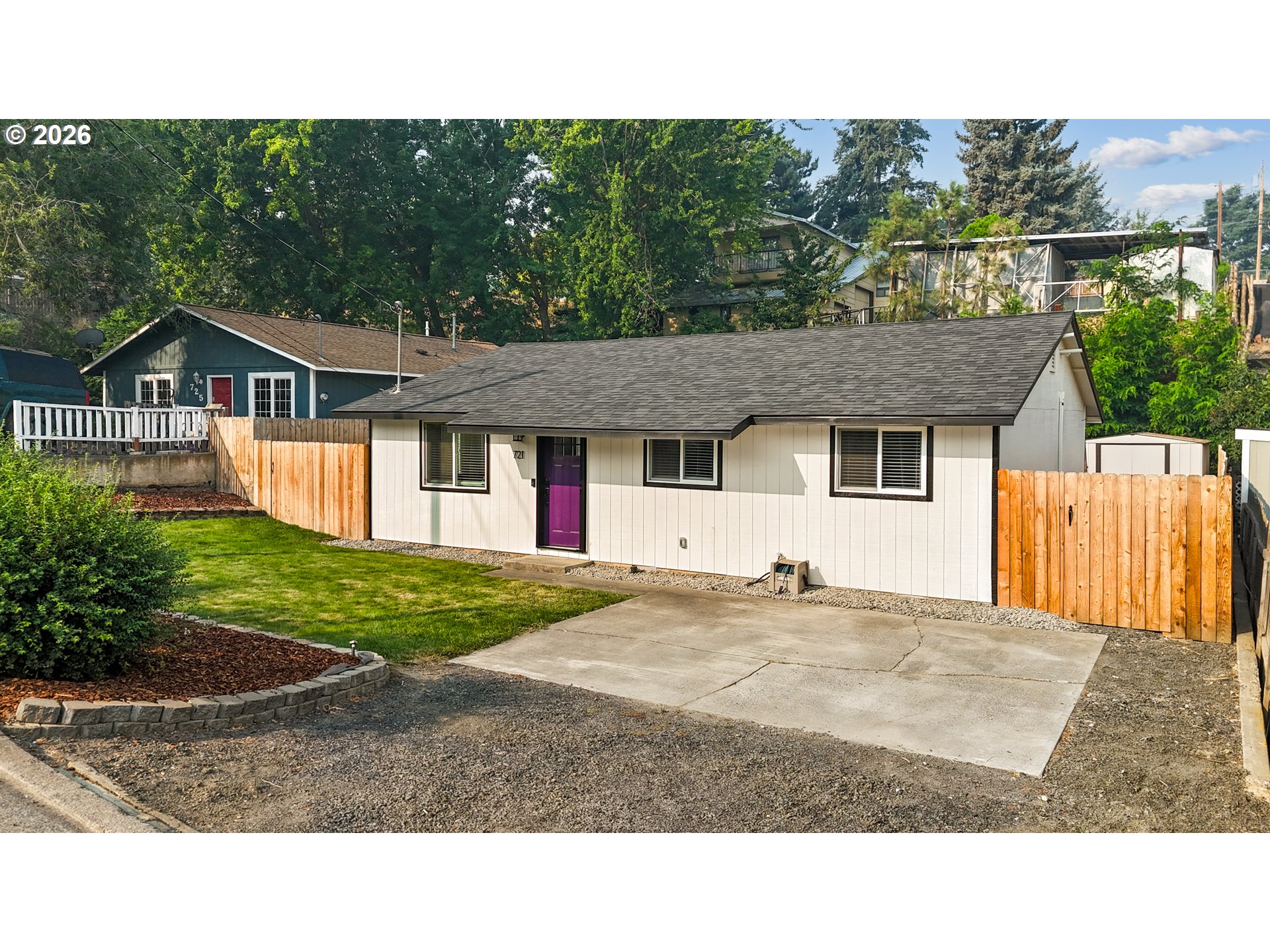 721 SE 9TH ST Property Photo 1