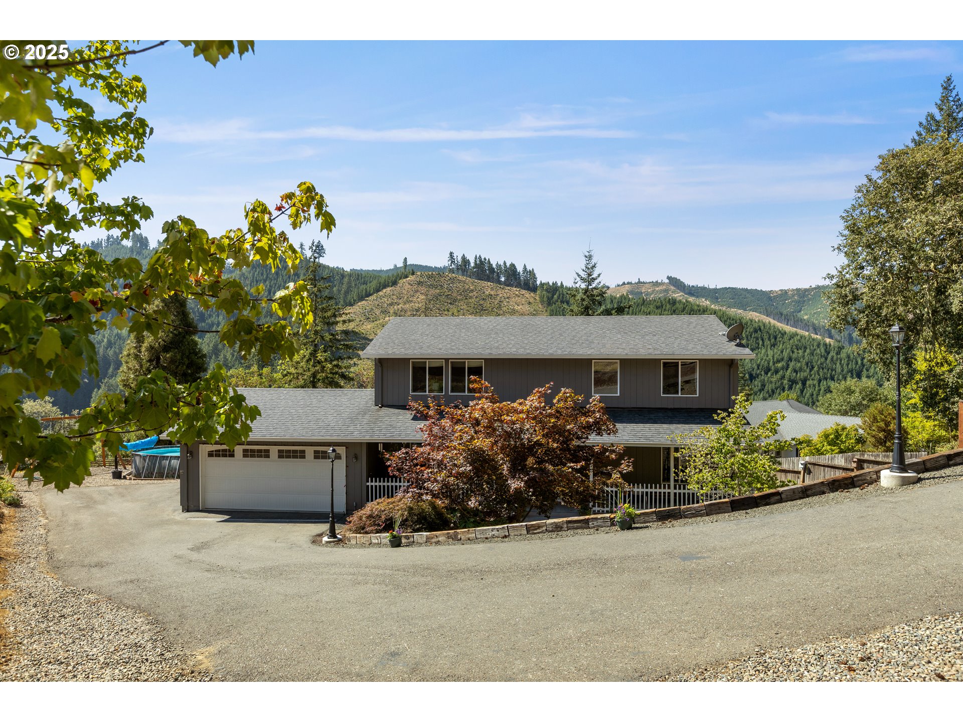 1870 Lakeview Dr Property Photo 2